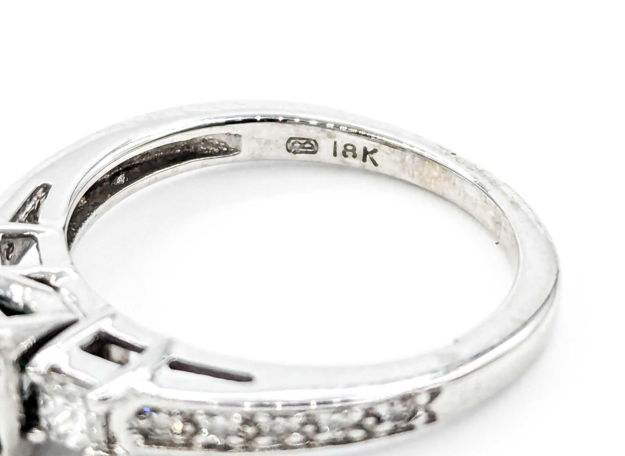 Weißgoldring mit strahlendem Smaragd und Diamant (Smaragdschliff) im Angebot