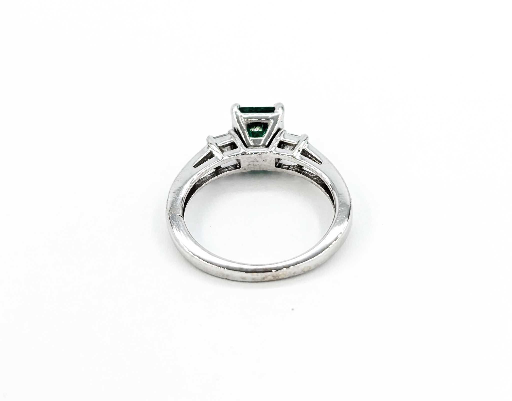 Weißgoldring mit strahlendem Smaragd und Diamant im Zustand „Hervorragend“ im Angebot in Bloomington, MN