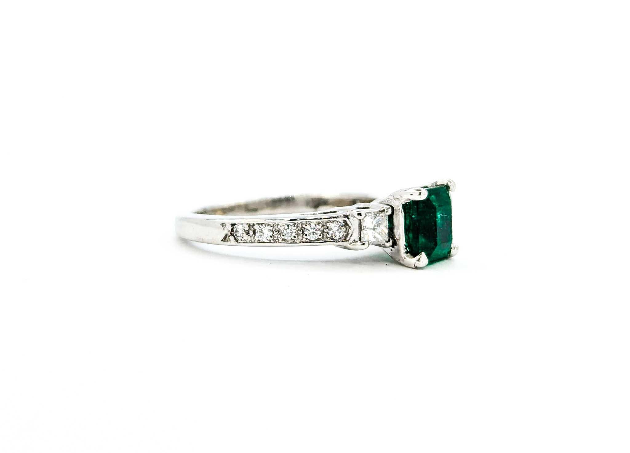 Weißgoldring mit strahlendem Smaragd und Diamant Damen im Angebot