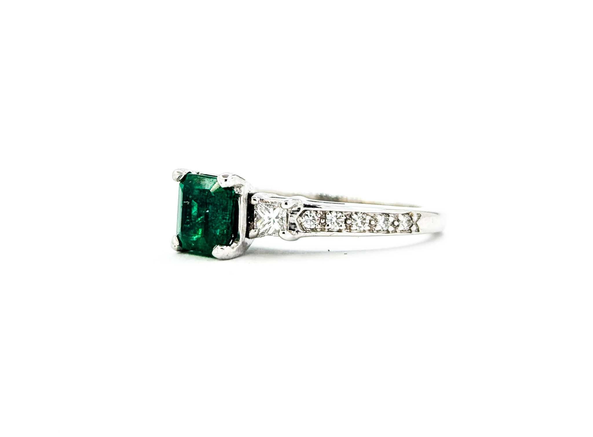 Weißgoldring mit strahlendem Smaragd und Diamant im Angebot 1