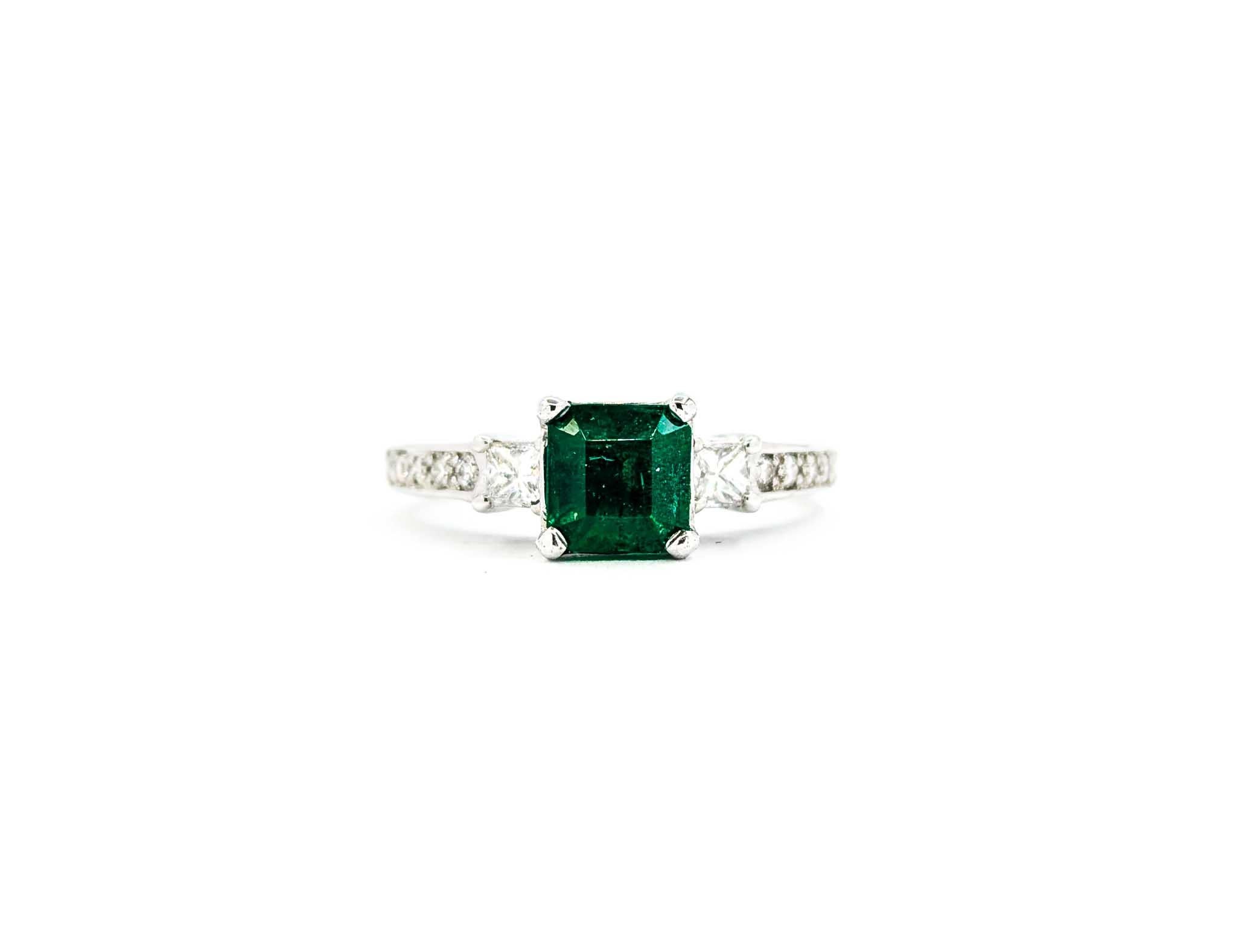Weißgoldring mit strahlendem Smaragd und Diamant im Angebot 2