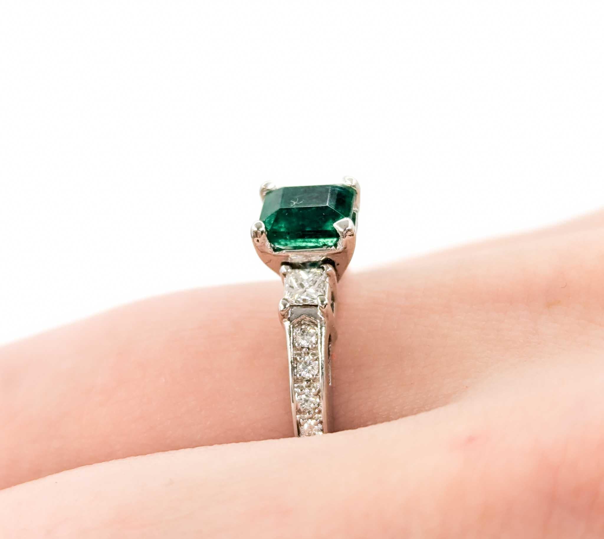 Weißgoldring mit strahlendem Smaragd und Diamant im Angebot 3