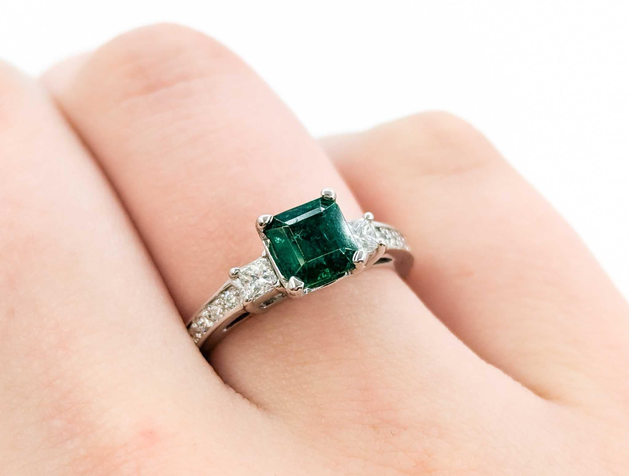 Weißgoldring mit strahlendem Smaragd und Diamant im Angebot 4