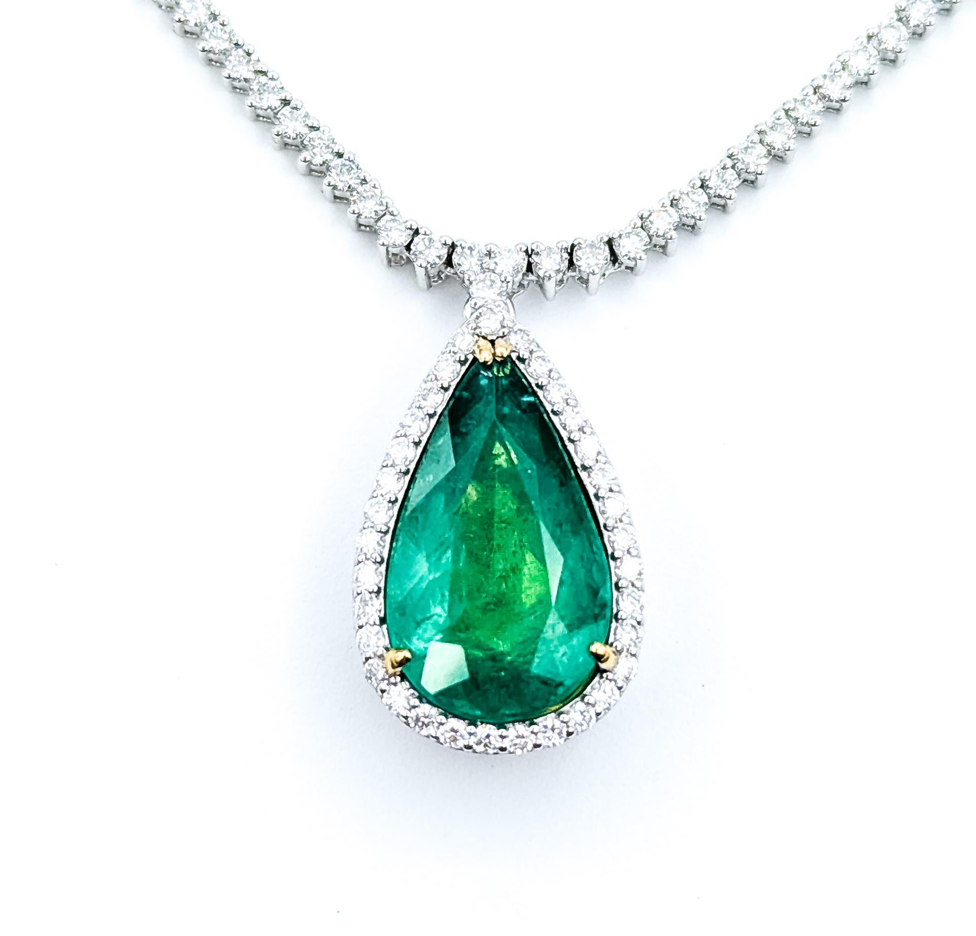 Collar de Tenis con Gota de Esmeralda Radiante y Diamantes en Platino y Oro Amarillo de 18k en venta 1