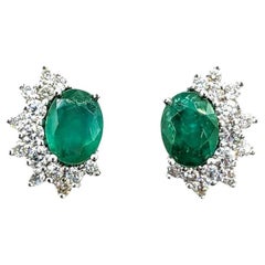 Pendientes Esmeralda Radiante y Diamante en Oro Blanco de 14k