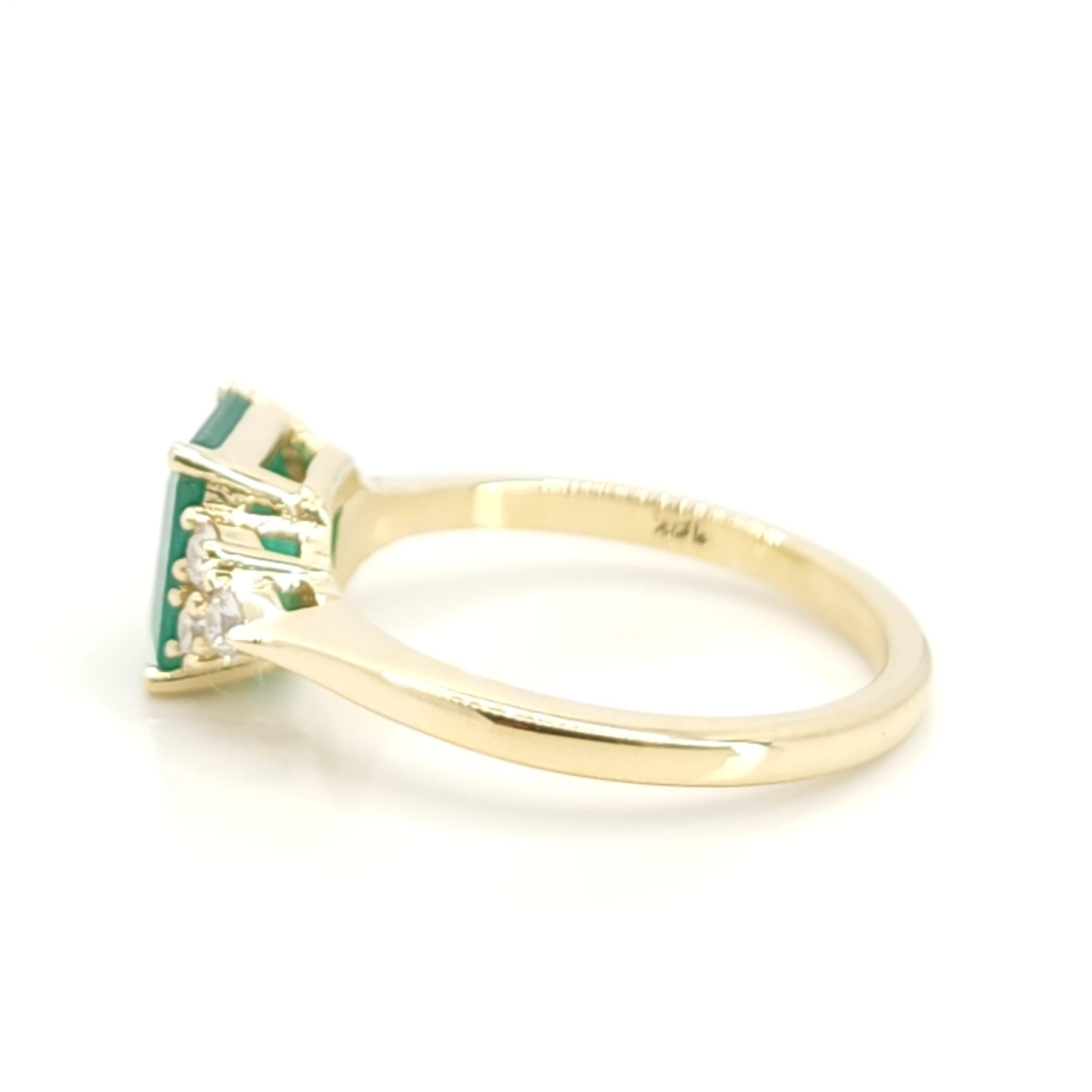 Radiant Emerald wedding Ring In New Condition For Sale In רמת גן, IL
