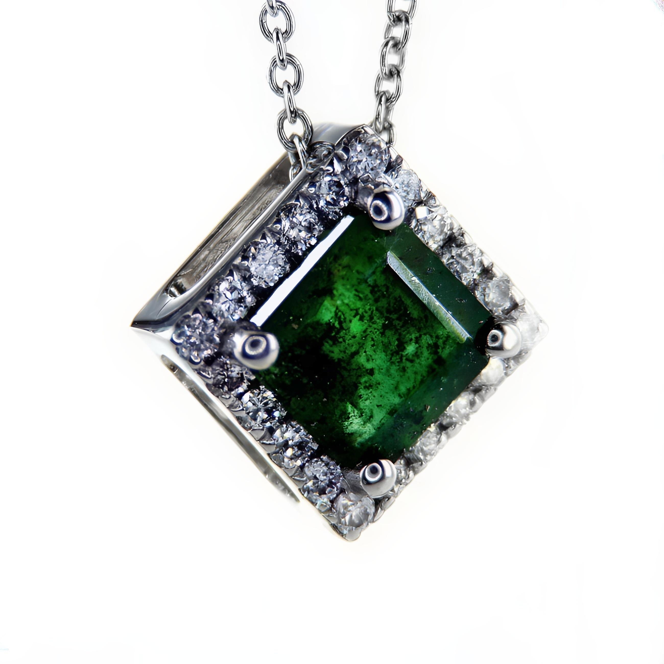 Radiant Emerald White Gold Halo Necklace In New Condition For Sale In רמת גן, IL