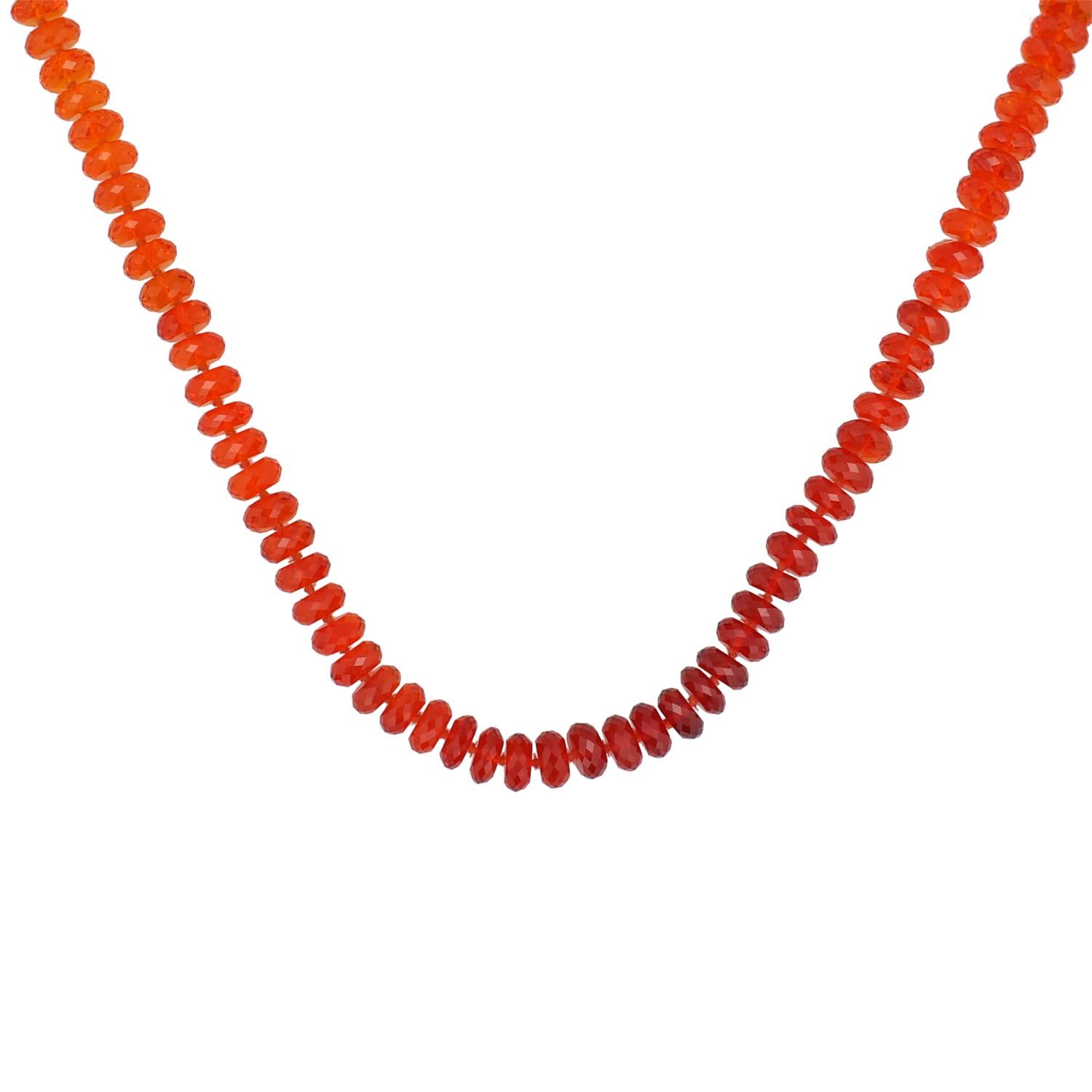 Erleben Sie den feurigen Glanz und die fesselnde Wärme dieser außergewöhnlichen Halskette, eine schillernde Kreation der renommierten Designerin Paula Crevoshay. Dieses exquisite Stück besteht aus 171,70 Karat facettierten Feueropalperlen, die