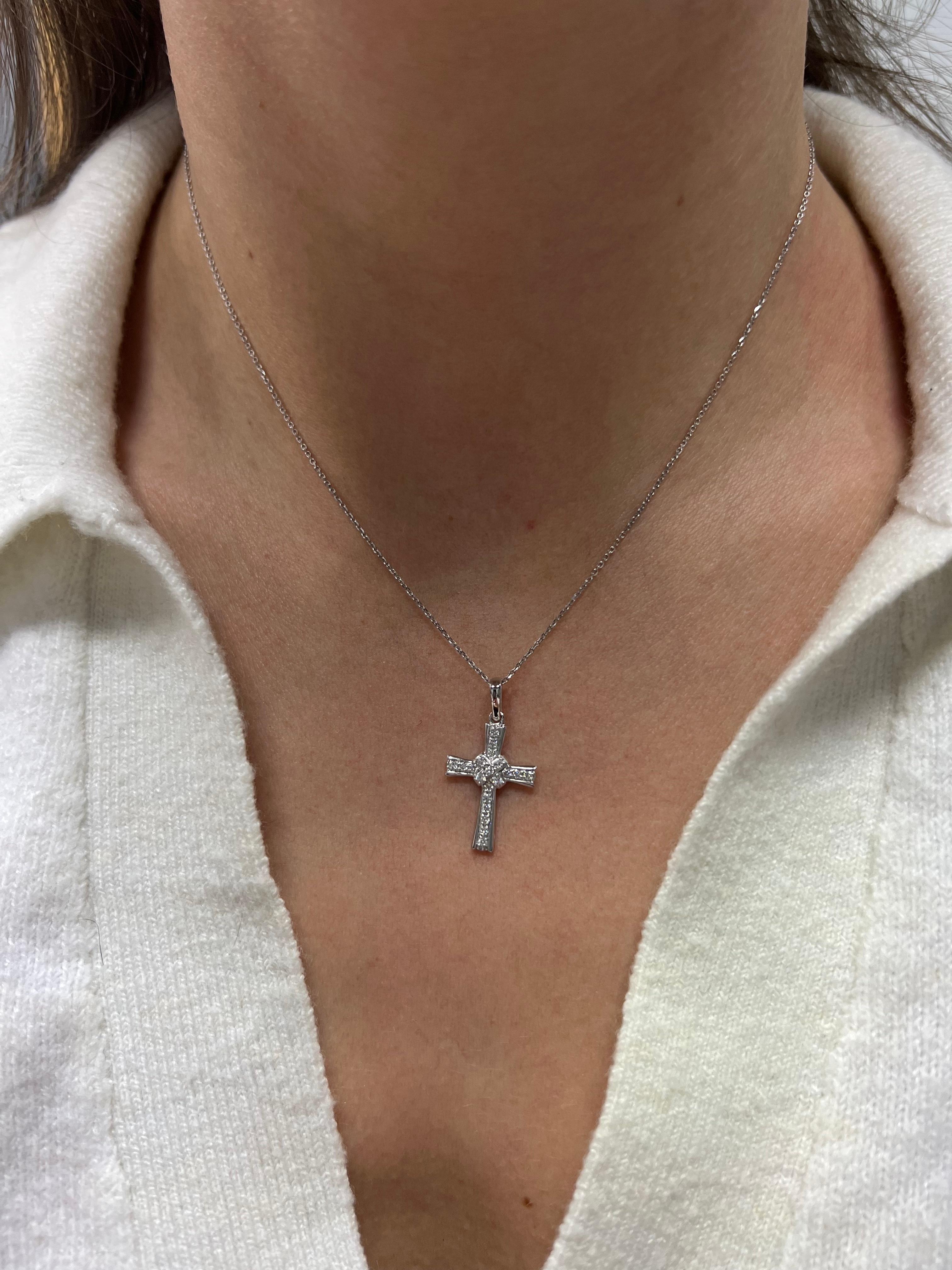 Natural Diamonds 0.25 carats 18k White Gold Cross Chain Pendant Necklace  In New Condition For Sale In Antwerpen, BE