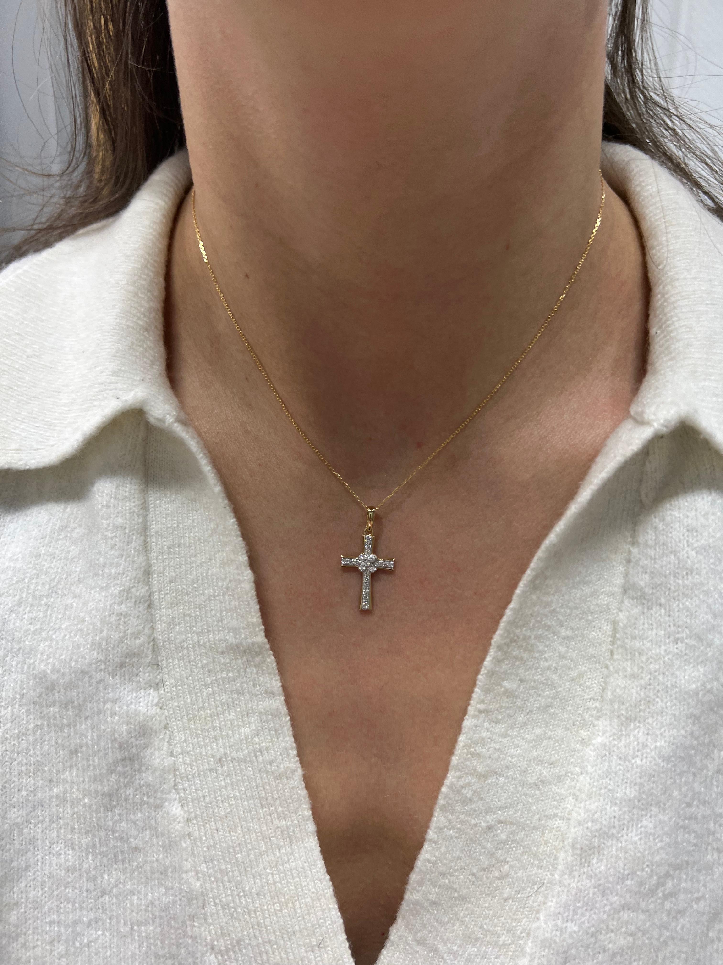 Natural Diamonds 0.25 Carats 18 Karat Yellow Gold Cross Chain pendant Necklace  In New Condition For Sale In Antwerpen, BE