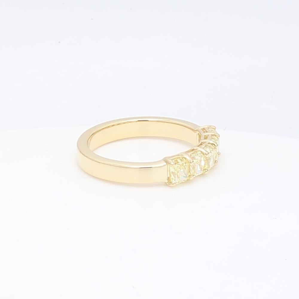 Anello in oro 14k con diamanti gialli taglio radiante

Questo squisito anello in oro 14k sfoggia 1,70ct di diamanti gialli a taglio radiante, che emanano una luce calda e vibrante. Con un peso di 3,8 grammi e una dimensione di 6,5, questo pezzo