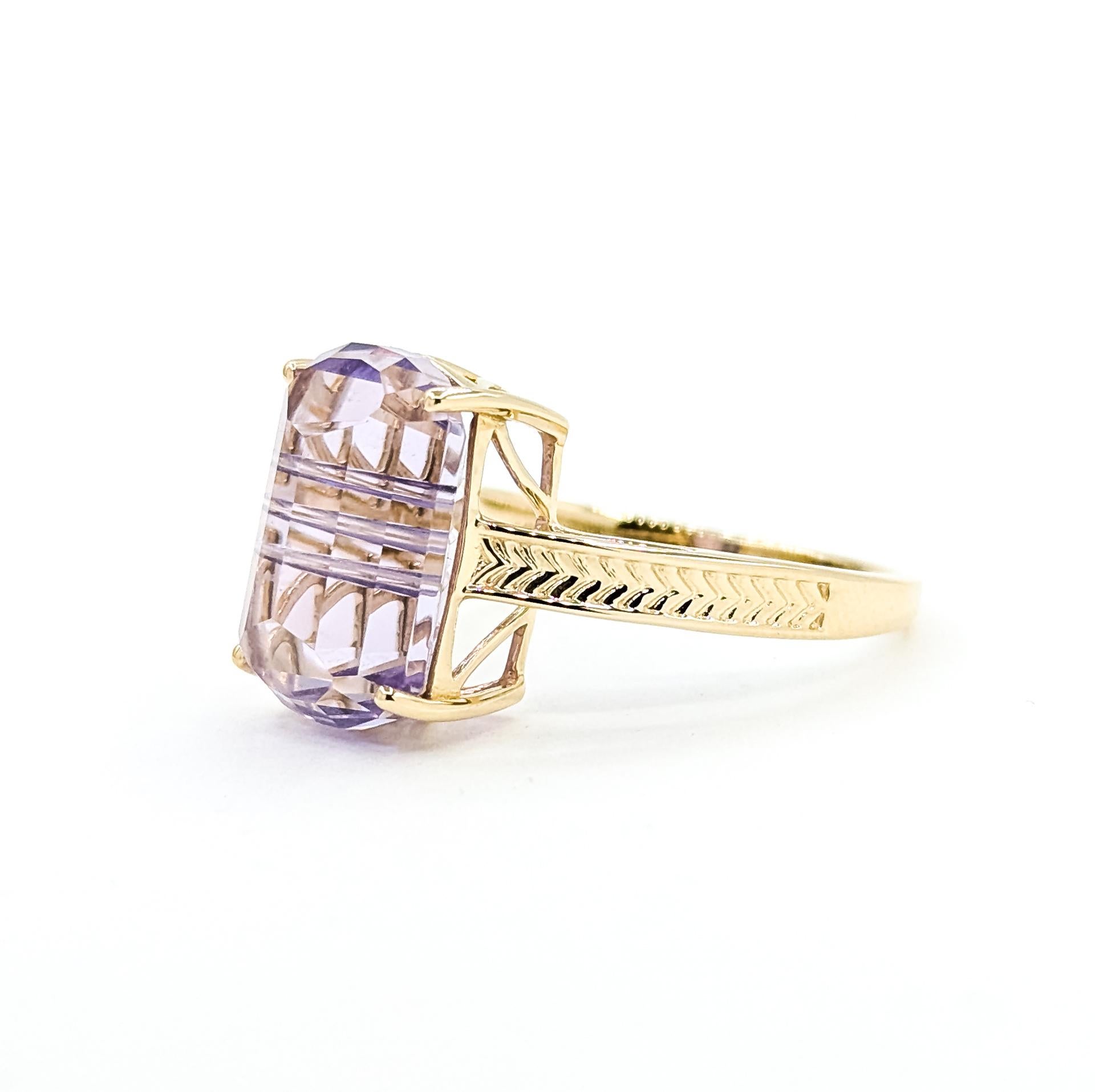 Taglio cuscino Anello con ametista radiosa taglio fantasia in 14k in vendita