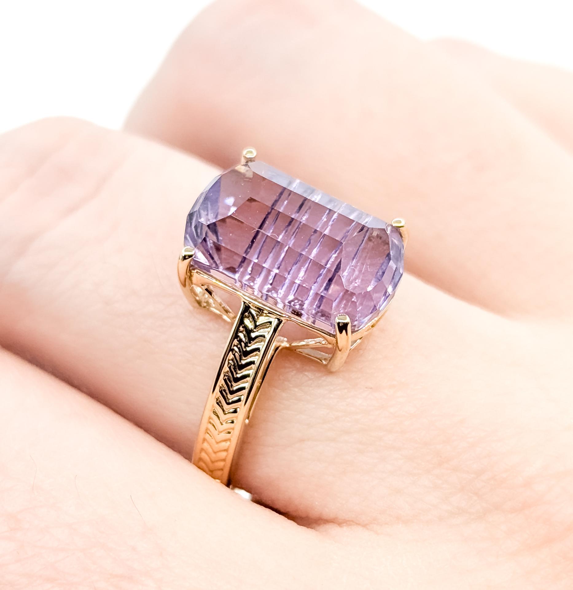 Donna Anello con ametista radiosa taglio fantasia in 14k in vendita