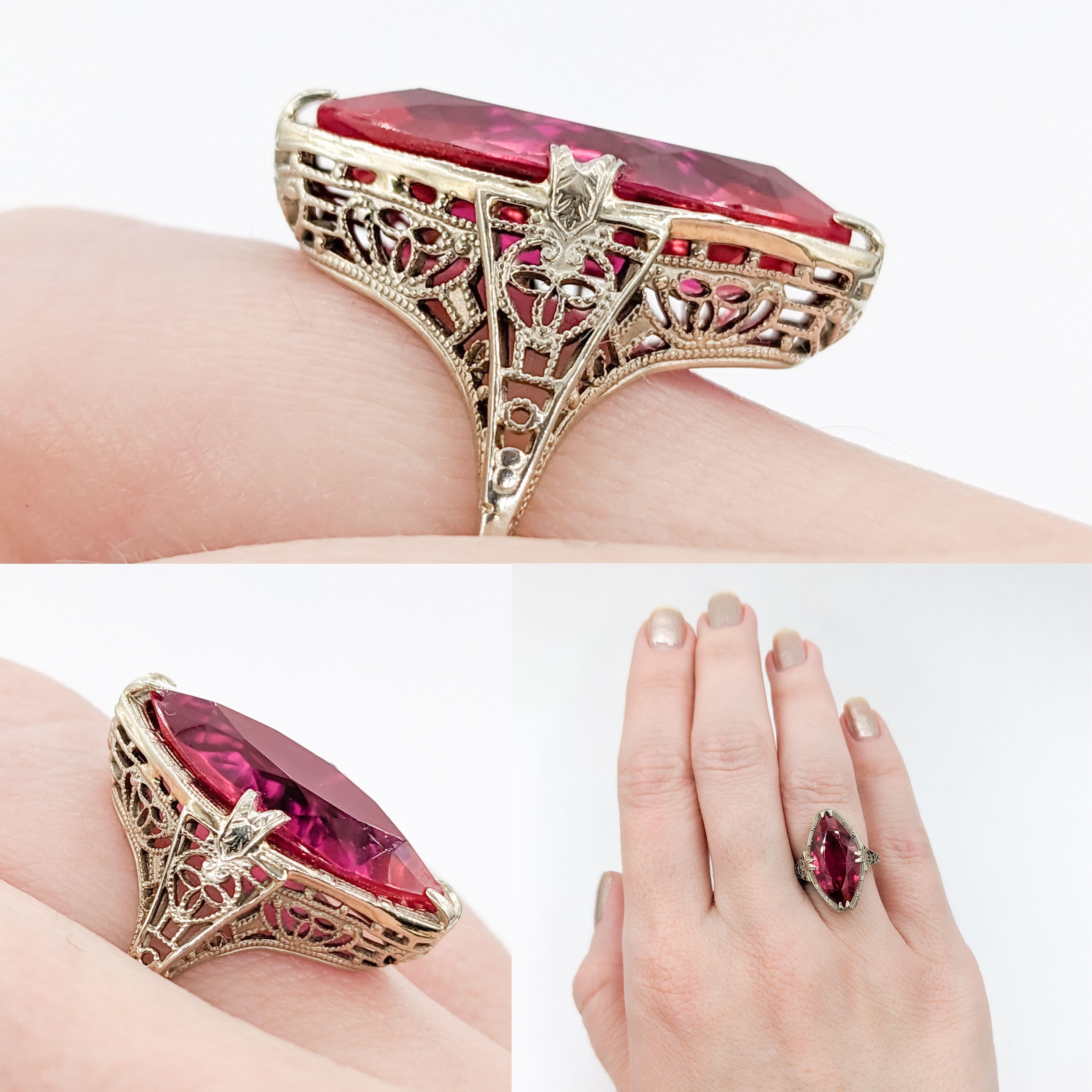 Art-Déco-Ring mit strahlendem filigranem und synthetischem Rubin

Tauchen Sie ein in die Eleganz des Vintage-Stils mit diesem sorgfältig gefertigten, antiken Ring, gefasst in leuchtendem 14-karätigem Weißgold. Er präsentiert stolz einen fesselnden