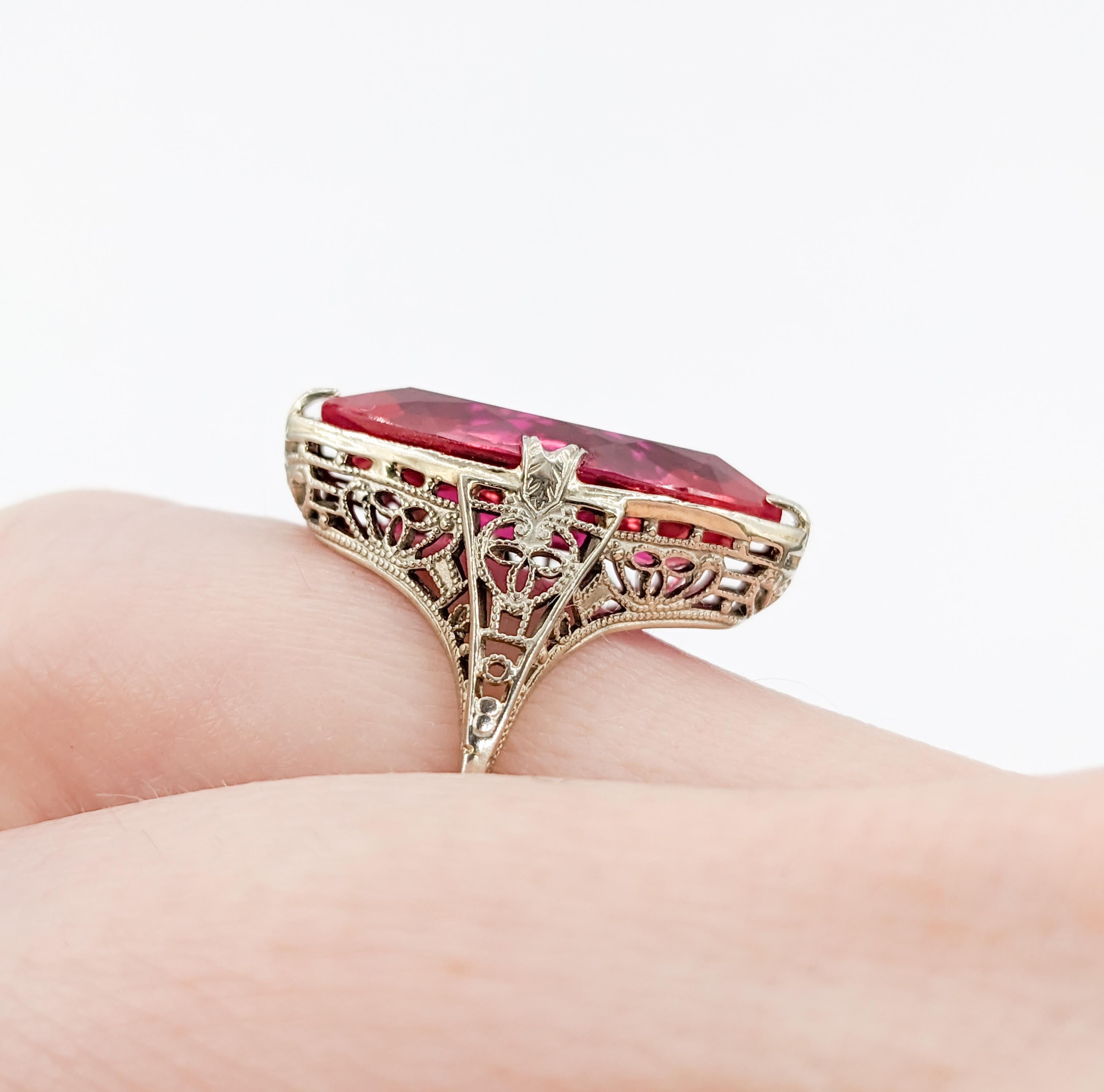 Art-Déco-Ring mit strahlendem filigranem und synthetischem Rubin (Marquiseschliff)