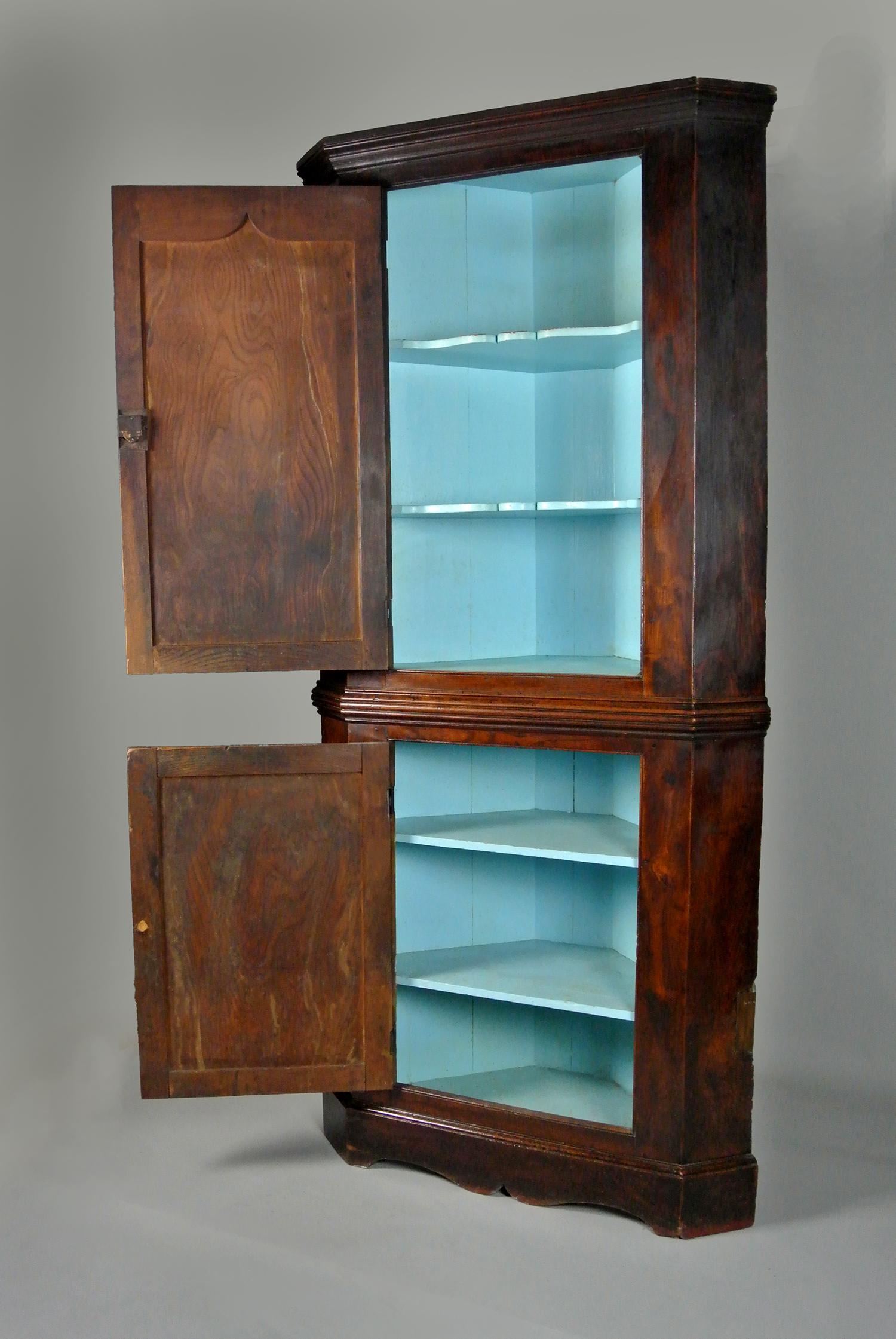 Radiant George III Solid Elm Corner Cupboard c. 1800 For Sale 3