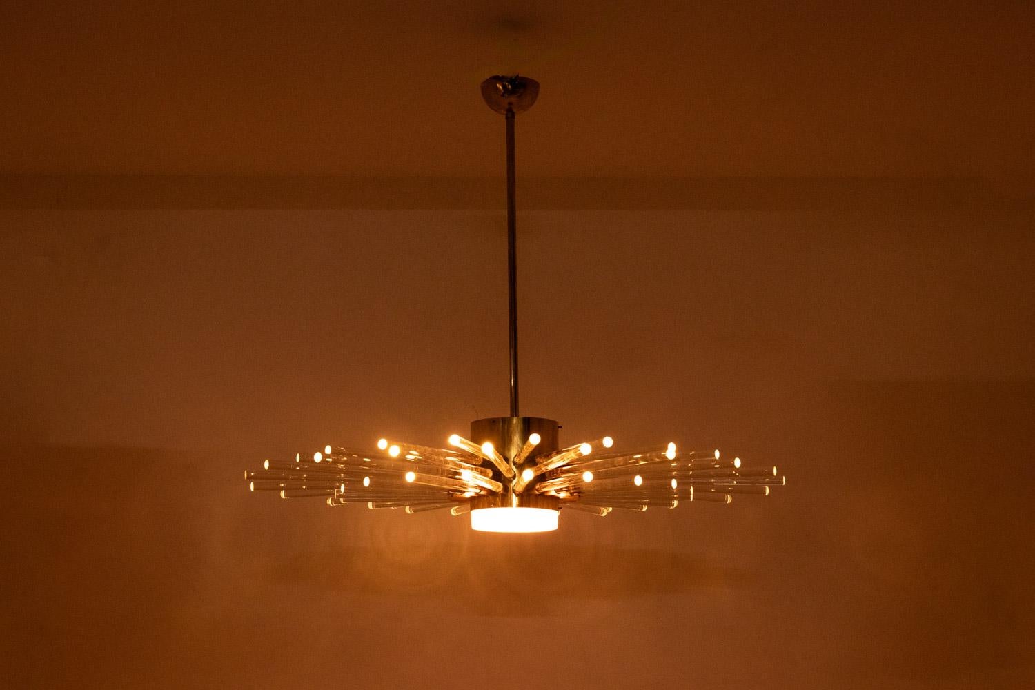 Strahlender Glasröhren-Kronleuchter. Zeitgenössisches Design. im Angebot 9