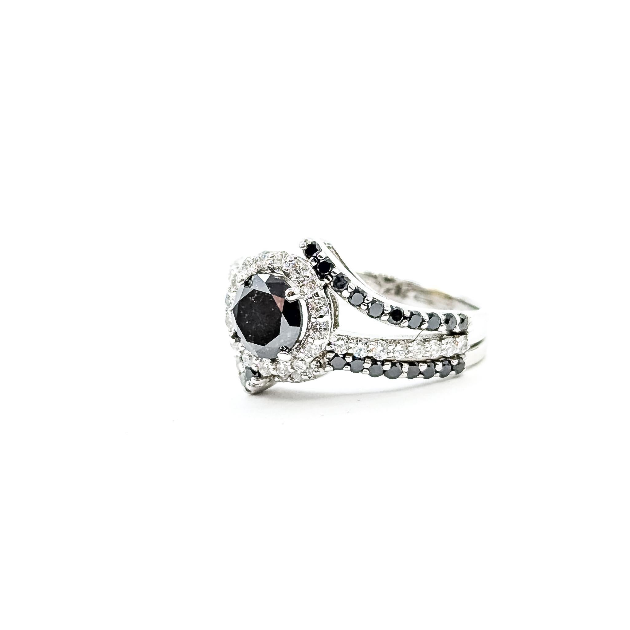 Radiant Halo Black & White Diamond Ring in 14k Contemporáneo en venta