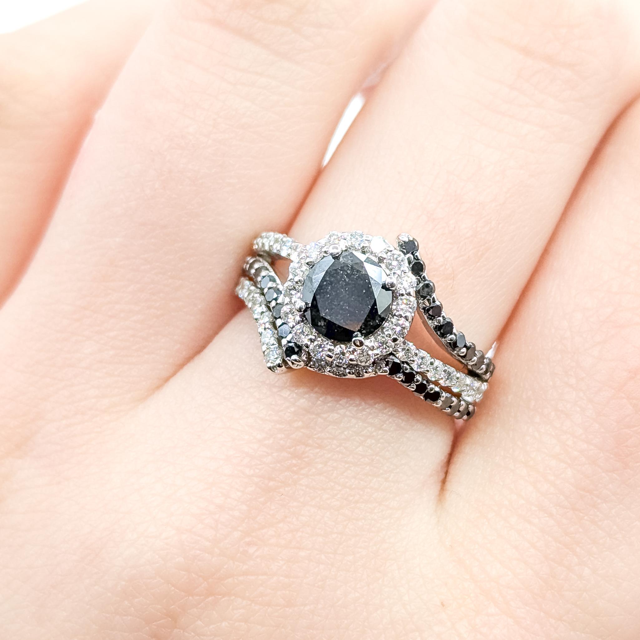 Radiant Halo Black & White Diamond Ring in 14k Corte redondo en venta