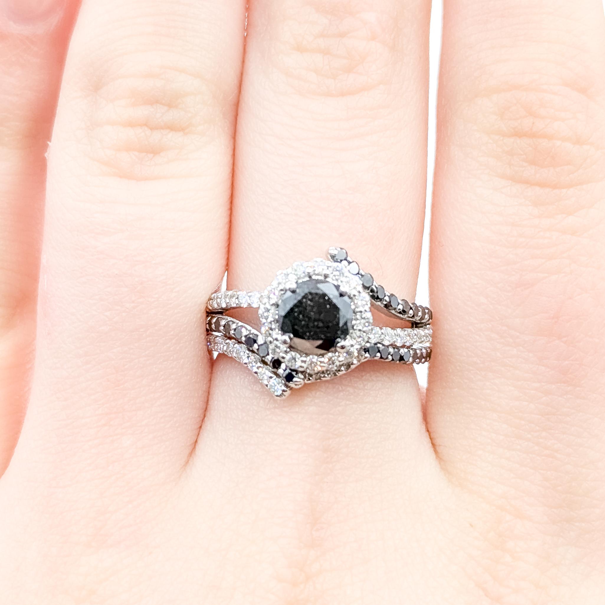 Radiant Halo Black & White Diamond Ring in 14k en Excelente estado para la venta en Bloomington, MN