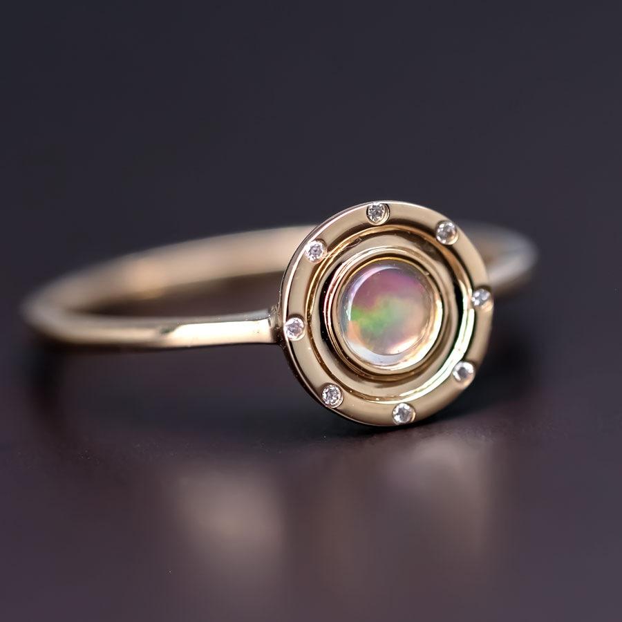 Radiant Halo Mexikanischer Feueropal-Ring mit Diamant-Akzenten aus 18 Karat Gelbgold (Arts and Crafts) im Angebot