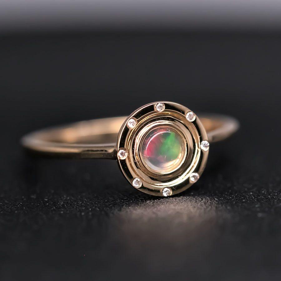 Radiant Halo Mexikanischer Feueropal-Ring mit Diamant-Akzenten aus 18 Karat Gelbgold (Radiantschliff) im Angebot