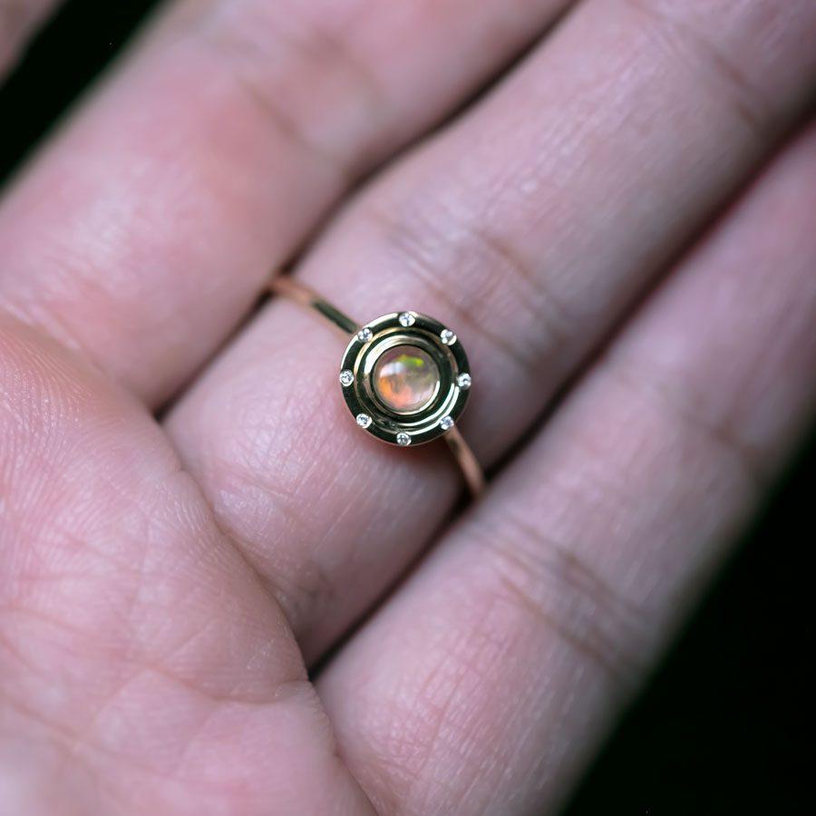 Radiant Halo Mexikanischer Feueropal-Ring mit Diamant-Akzenten aus 18 Karat Gelbgold im Zustand „Neu“ im Angebot in Suwanee, GA