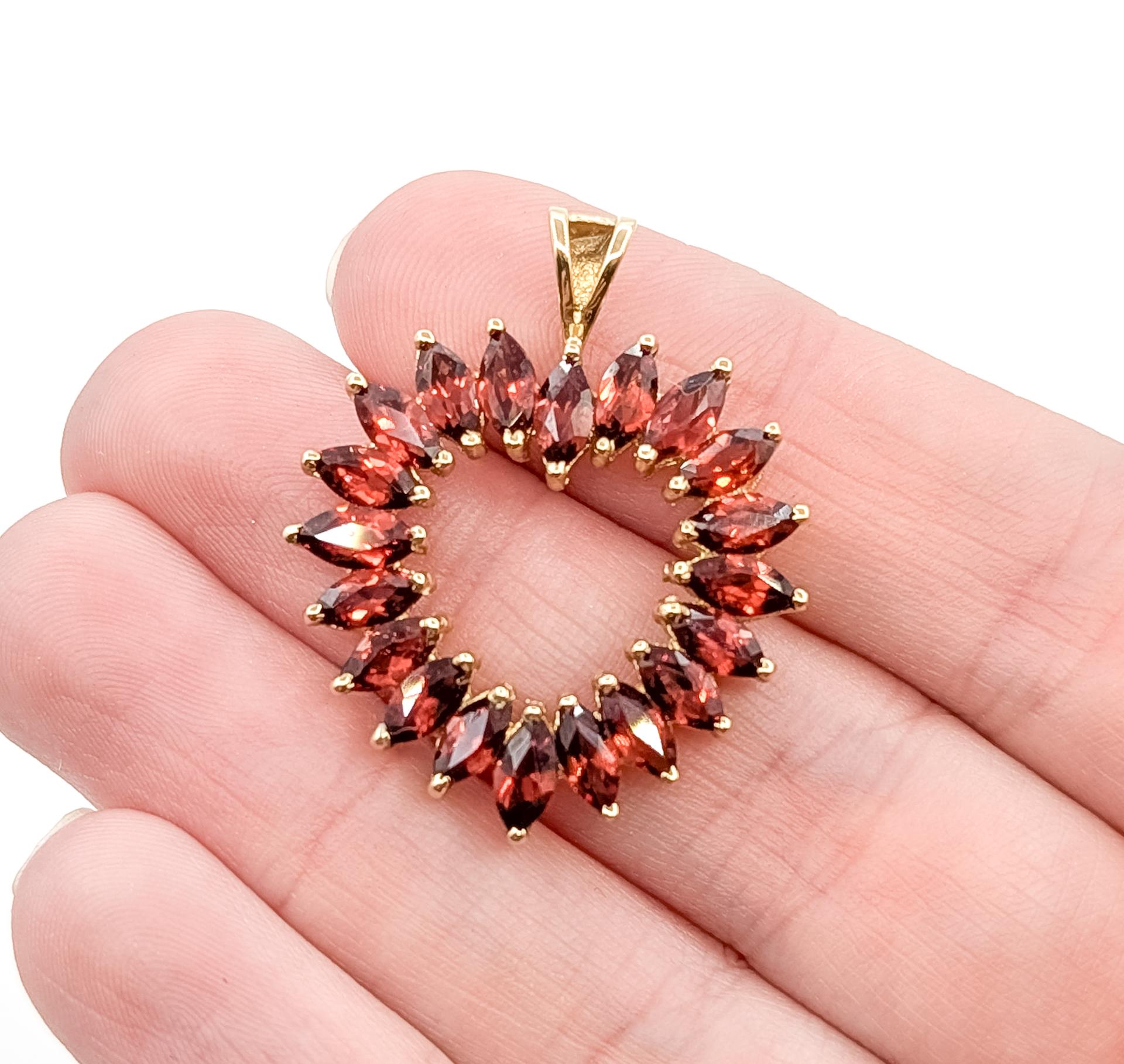 Taglio marquise Ciondolo con granato a forma di cuore radioso in 10k in vendita