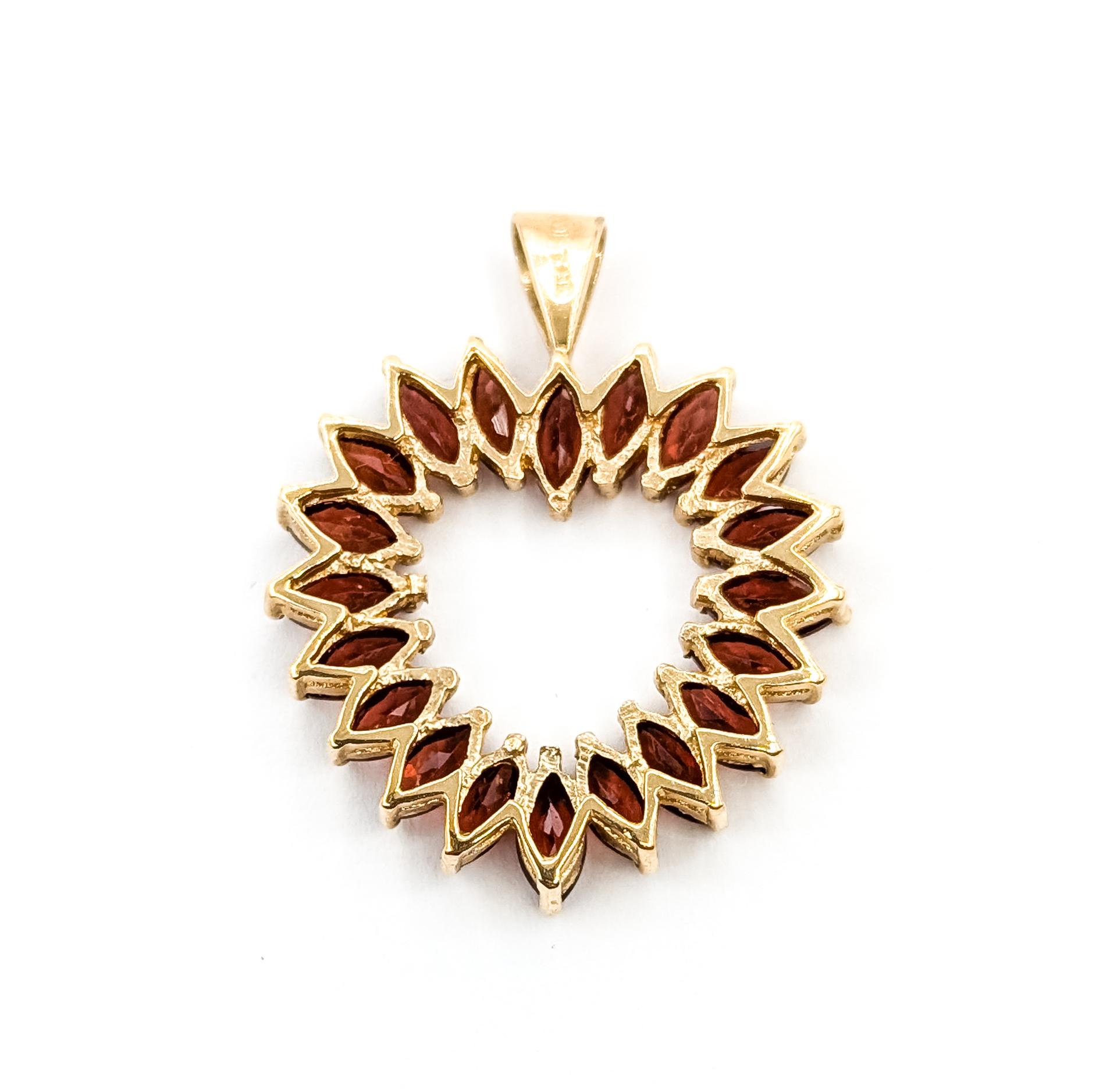 Ciondolo con granato a forma di cuore radioso in 10k in vendita 1