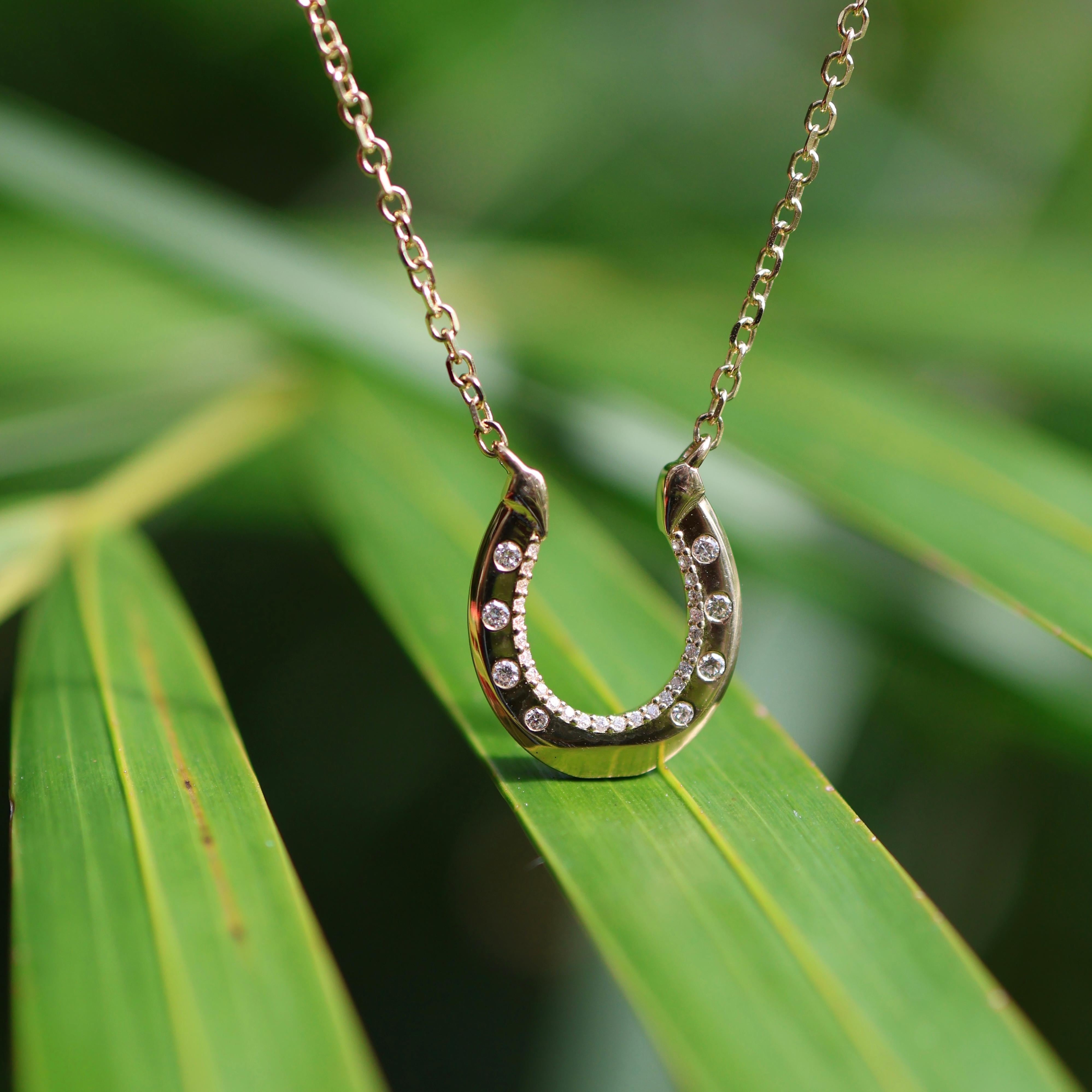 Realizzata con un'attenzione meticolosa ai dettagli, questa collana presenta un pendente a ferro di cavallo ornato da diamanti scintillanti, incastonati in uno squisito oro giallo 18 carati.

Il ferro di cavallo, noto per il suo fascino protettivo,