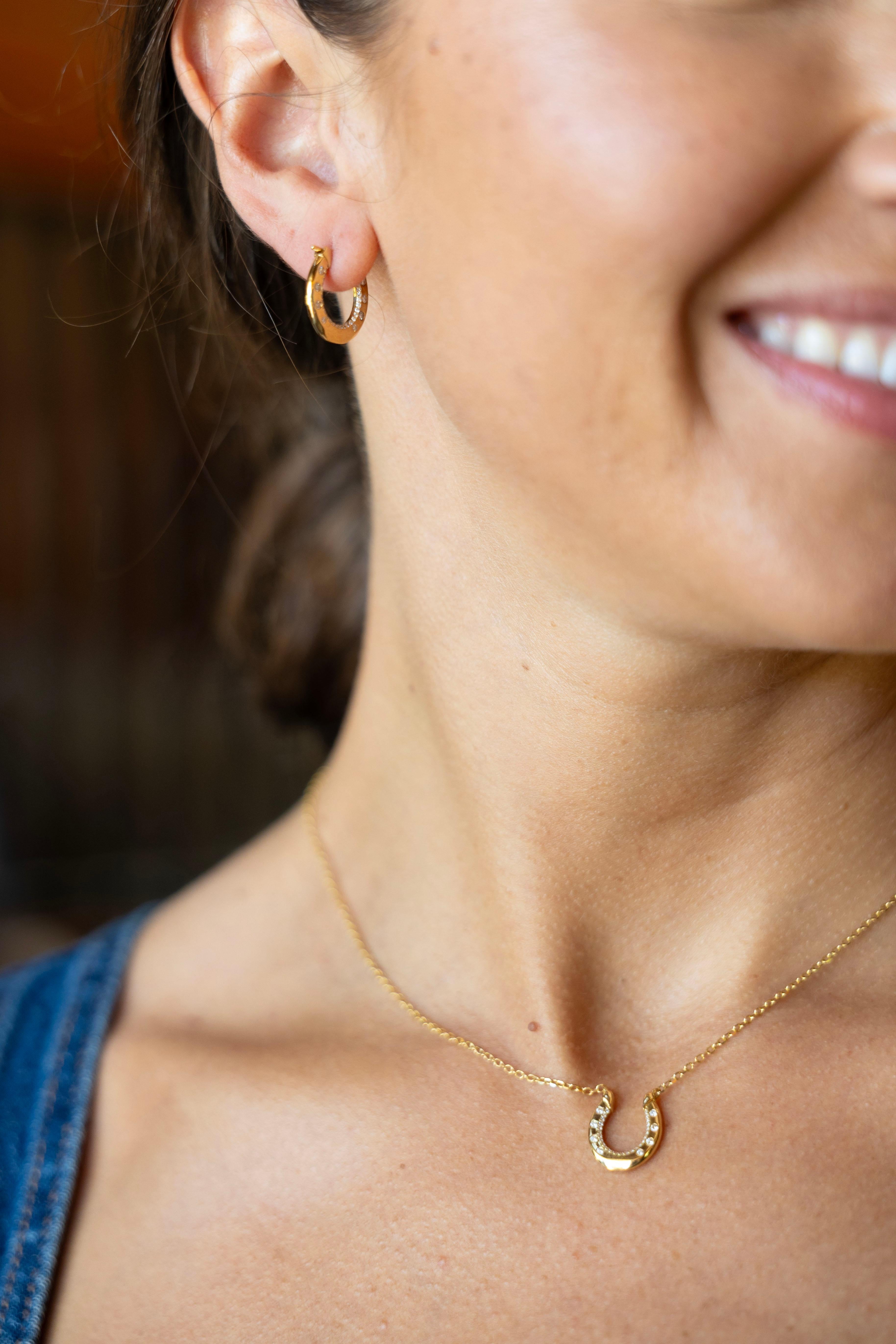 Taglio brillante Collana equestre con talismano dello zoccolo radiante in vendita