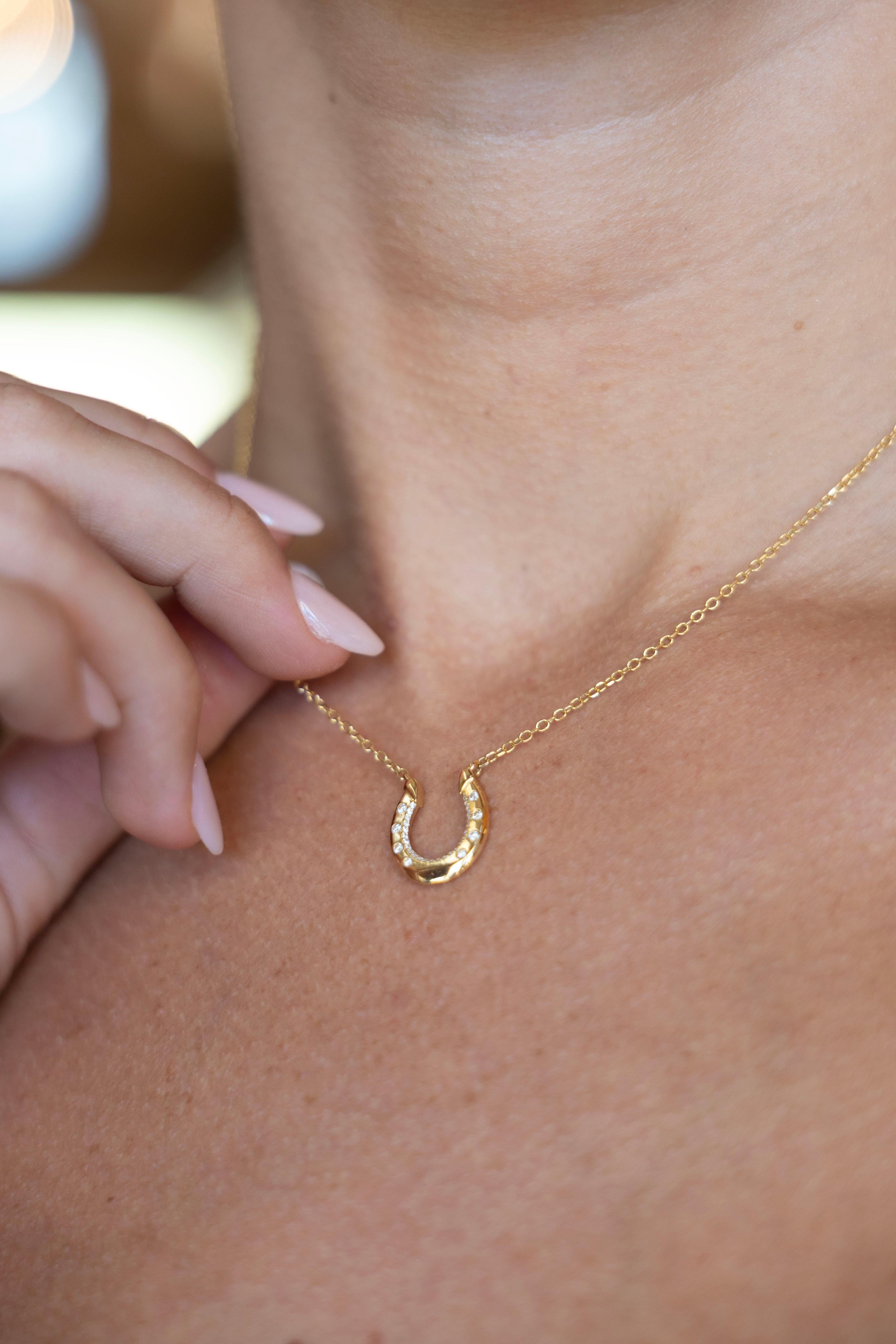 Collana equestre con talismano dello zoccolo radiante in vendita 2