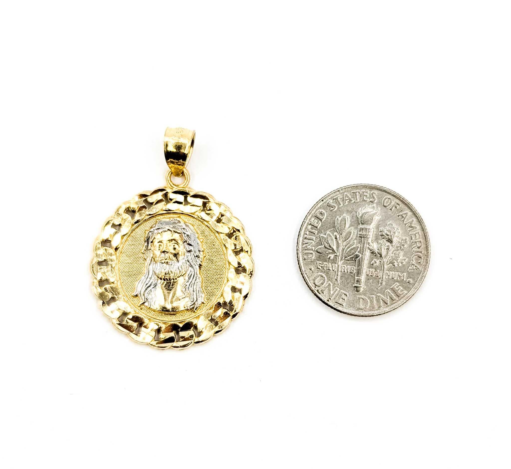 Pendentif Médaillon Jésus rayonnant en or jaune 10k en vente 2