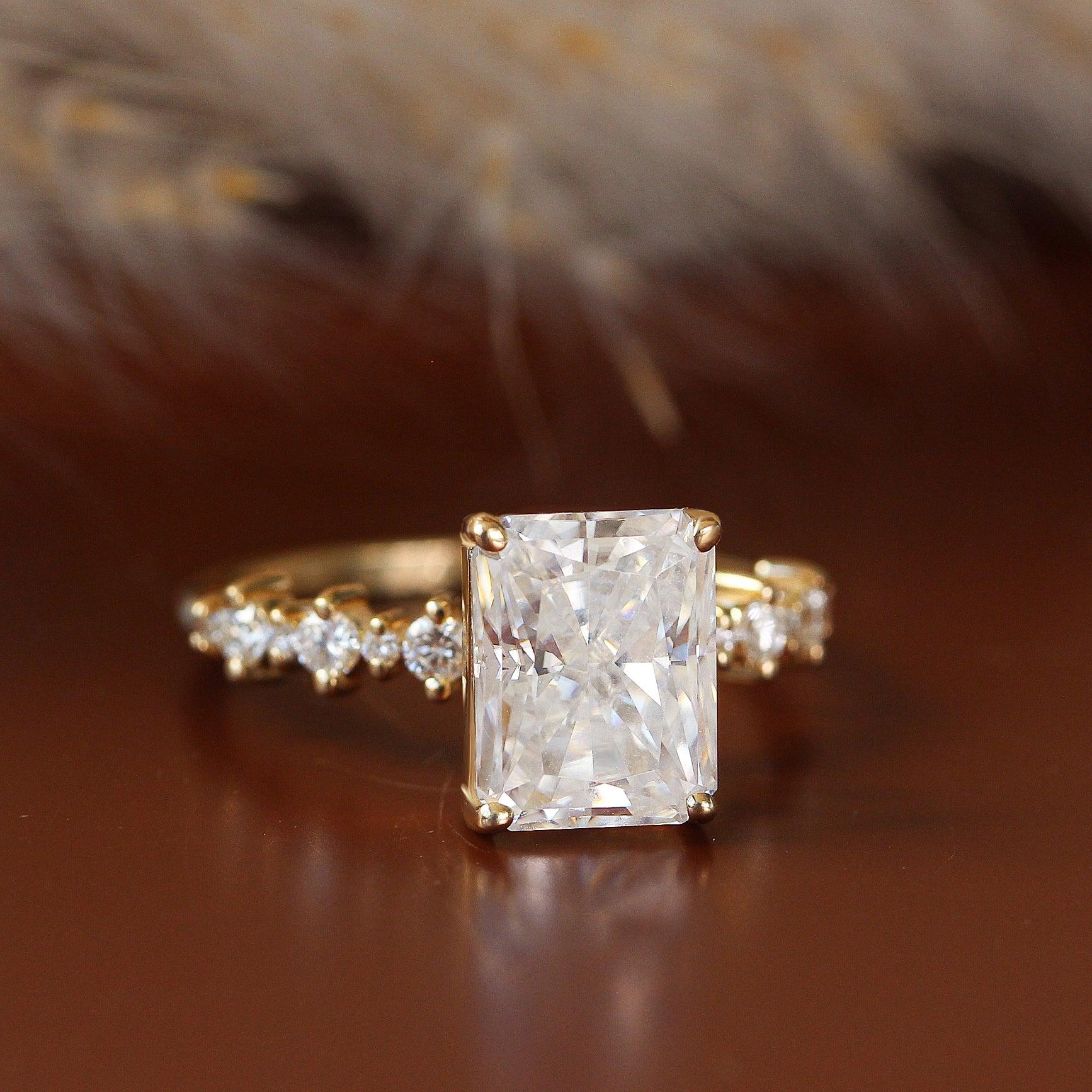 Bague de fiançailles Moissanite rayonnante avec diamant Dot Dot, or jaune 14K Neuf - En vente à Hertsliya, IL
