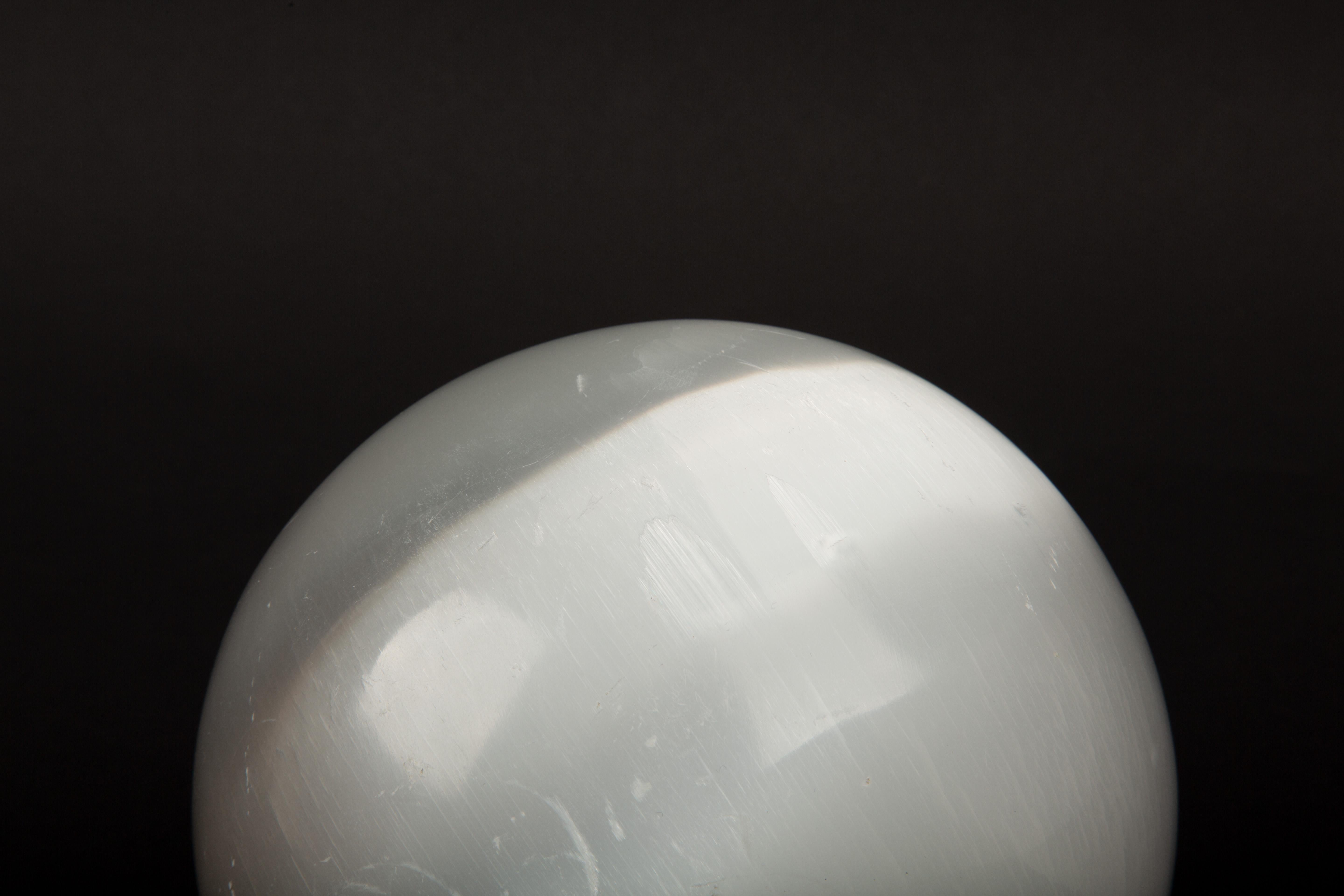 XXI secolo e contemporaneo Radiosa sfera di selenite marocchina - Un pezzo di luna 6