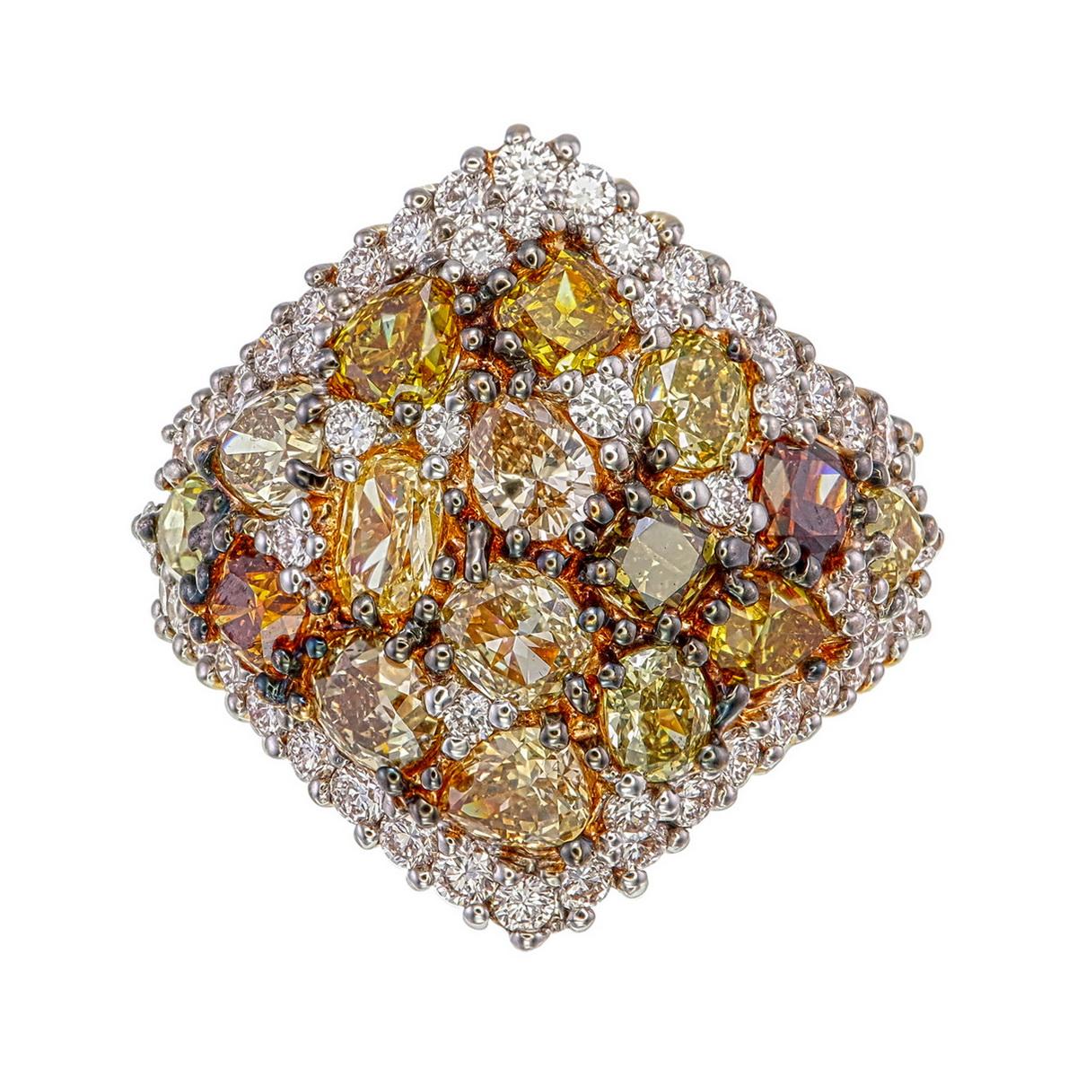 Ti presentiamo questo radioso anello Fancy Mixed Color Diamond, un pezzo vibrante ed espressivo che celebra la bellezza del contrasto, dell'individualità e della maestria artigianale.

L'anello presenta un mosaico di diamanti rotondi con taglio