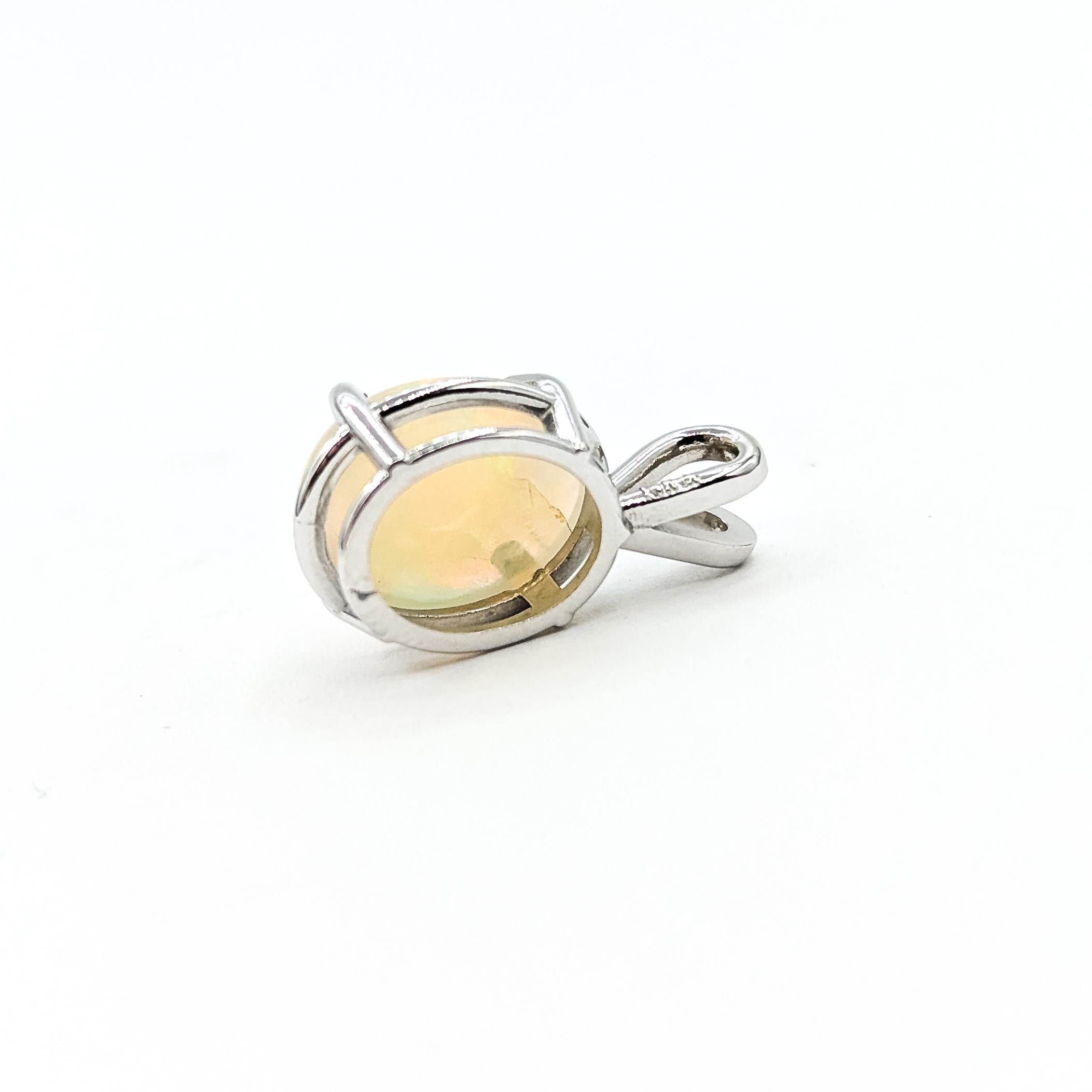 Ciondolo Opale radiante in oro bianco 14k In condizioni ottime in vendita a Bloomington, MN