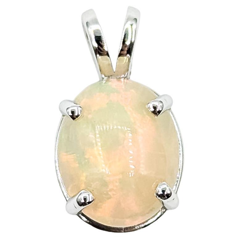 Pendentif Opale radieuse en or blanc 14k