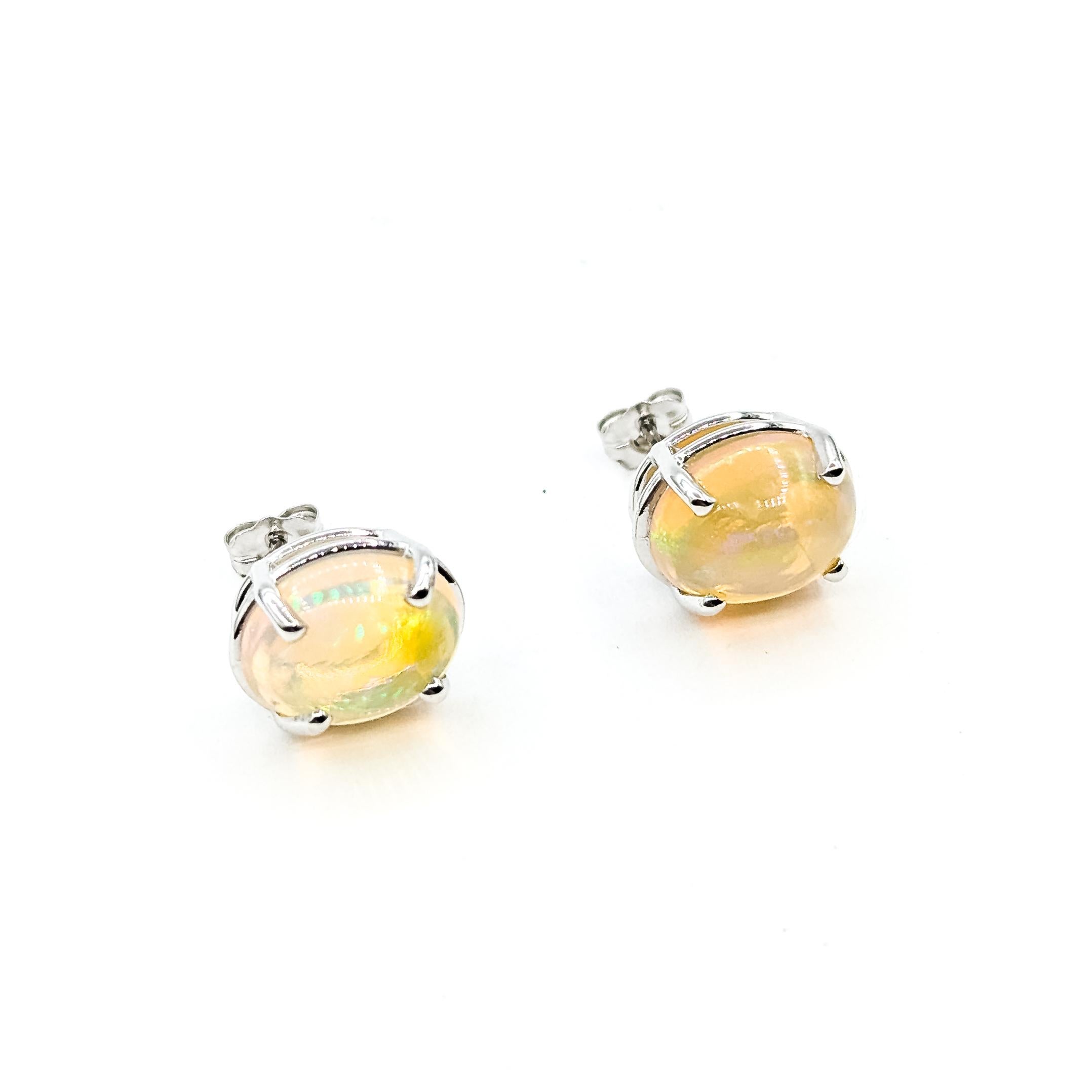 Orecchini con Opale radiante in oro bianco 14

Questi orecchini sono realizzati in oro bianco 14k e presentano opali ovali cabochon per un totale di 4,37ctw. Gli opali mostrano vibranti lampi di colore, esposti in classiche incastonature a quattro