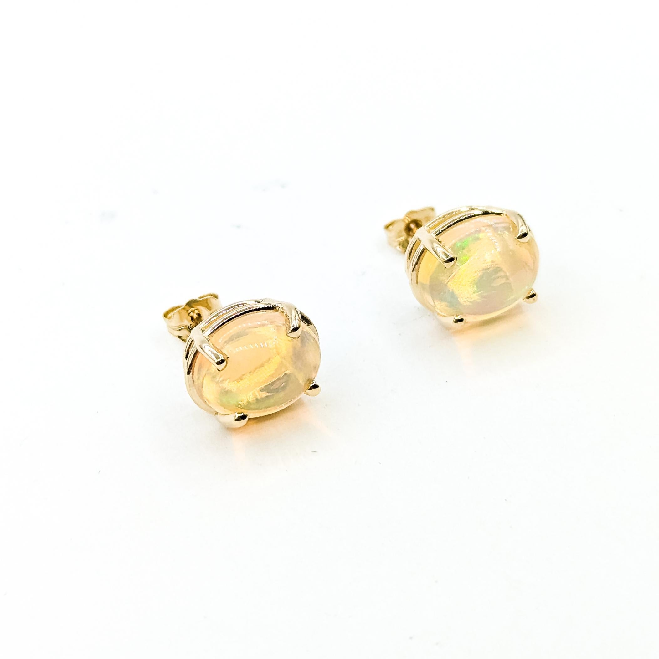 Orecchini a perno con opale radiante in oro giallo 14k

Questi orecchini sono realizzati in oro giallo 14k e presentano opali ovali cabochon che mostrano vibranti lampi di colore. Le incastonature pulite a quattro punte mettono in risalto i giochi