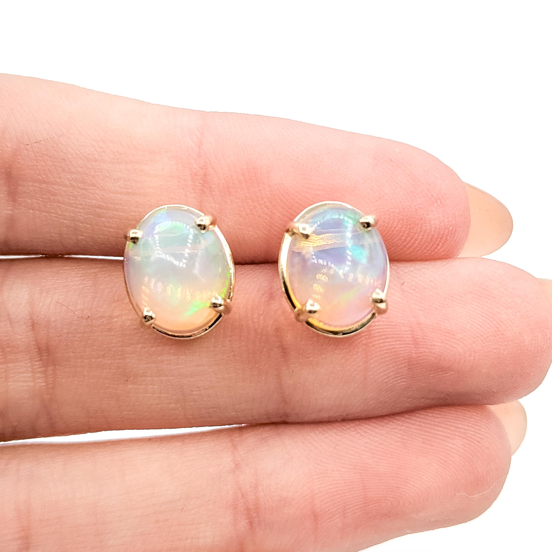 Cabochon Orecchini a perno con opale radiante in oro giallo 14k in vendita