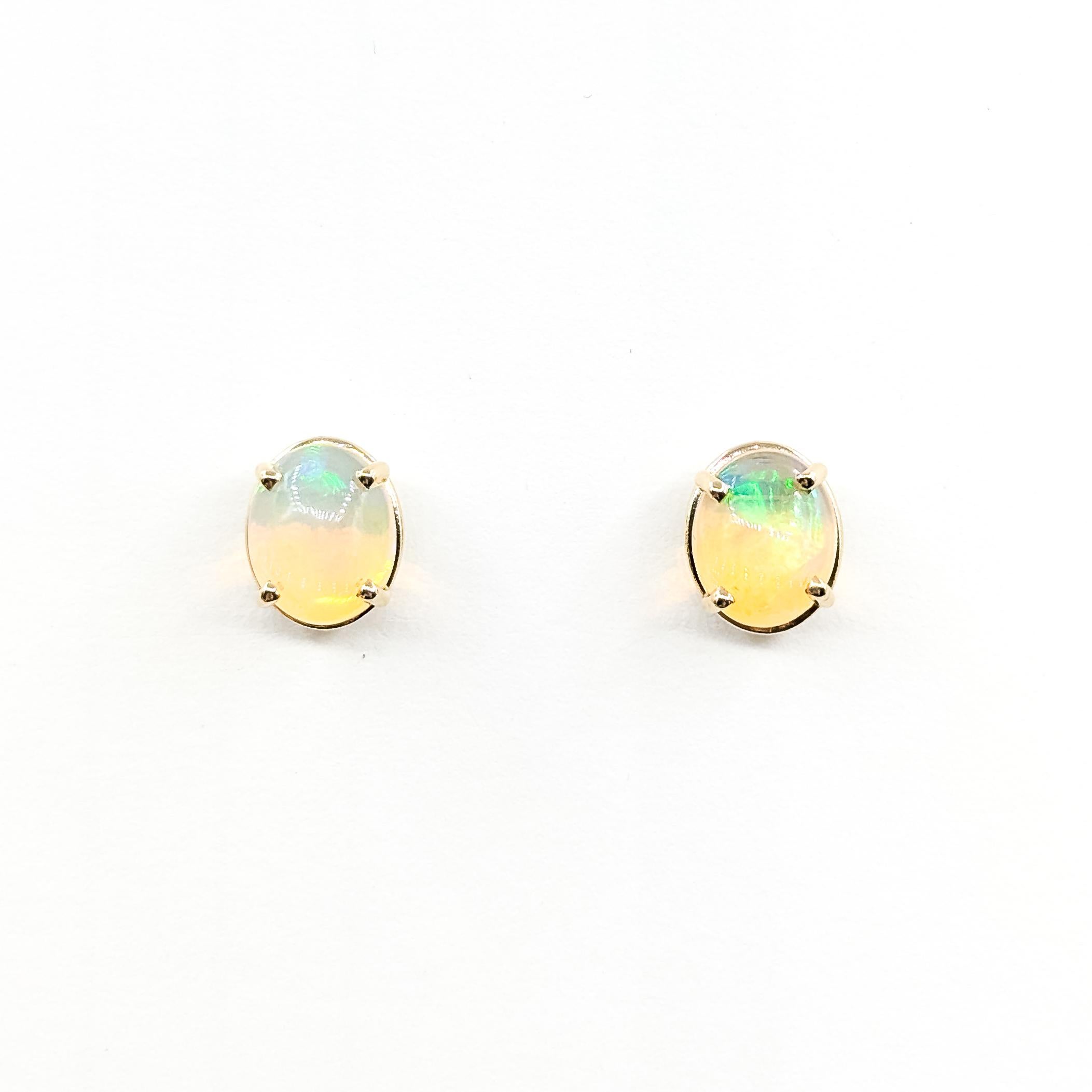 Donna Orecchini a perno con opale radiante in oro giallo 14k in vendita