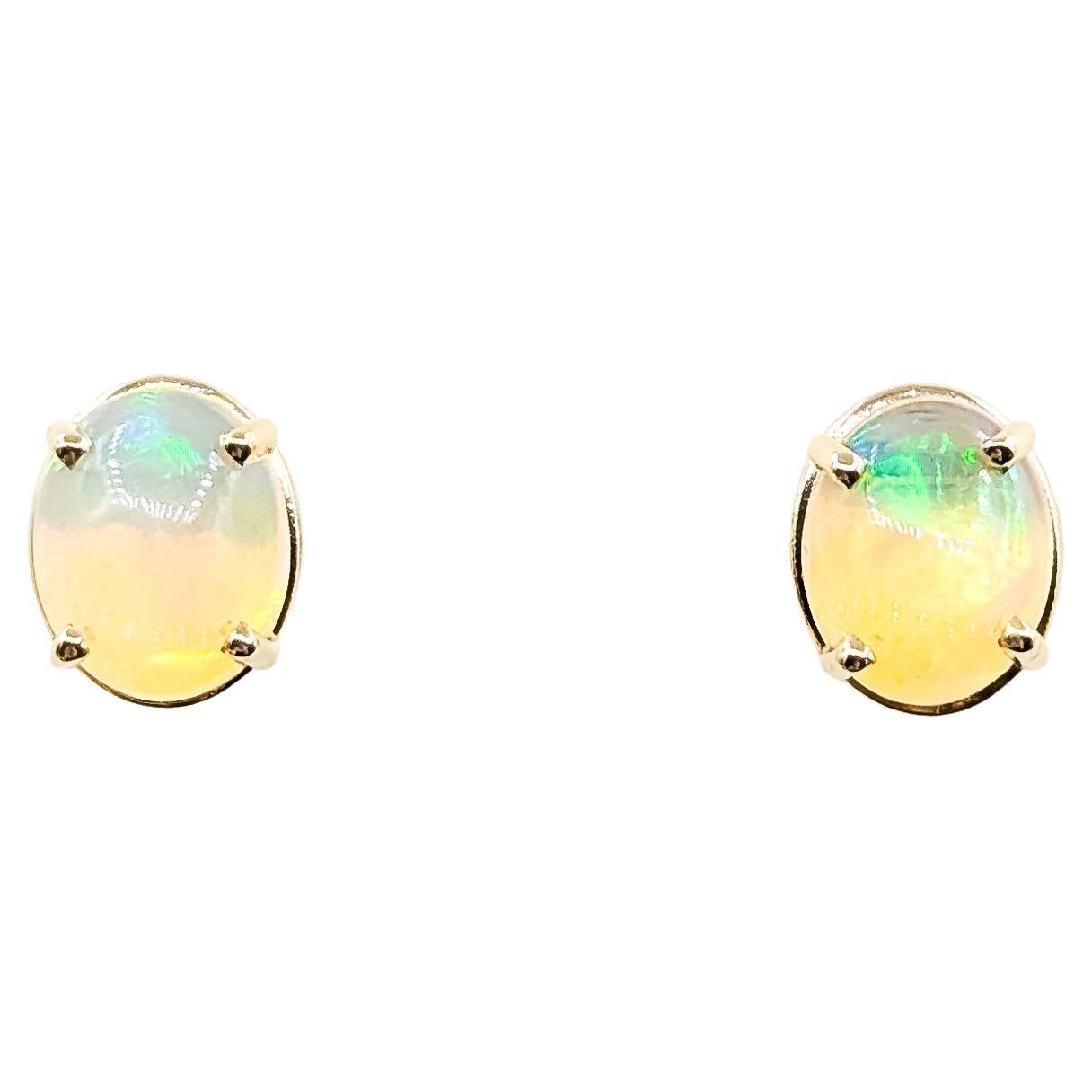 Orecchini a perno con opale radiante in oro giallo 14k