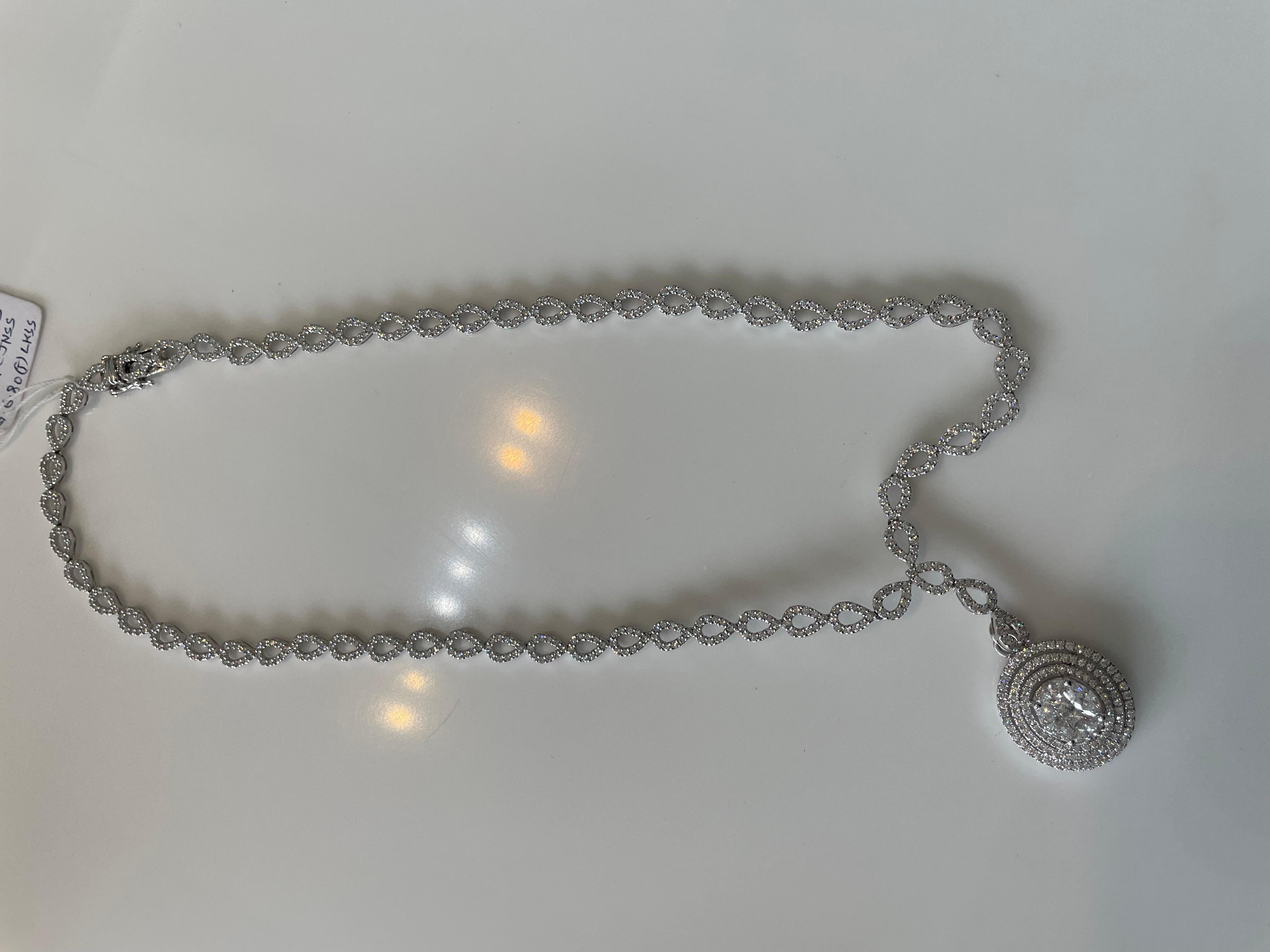 Un capolavoro di glamour senza tempo, questa straordinaria collana di diamanti cattura l'essenza della raffinatezza e del lusso. Realizzato meticolosamente in 6,80 grammi di lucente oro bianco 18 carati, presenta un diamante mozzafiato di 6,73