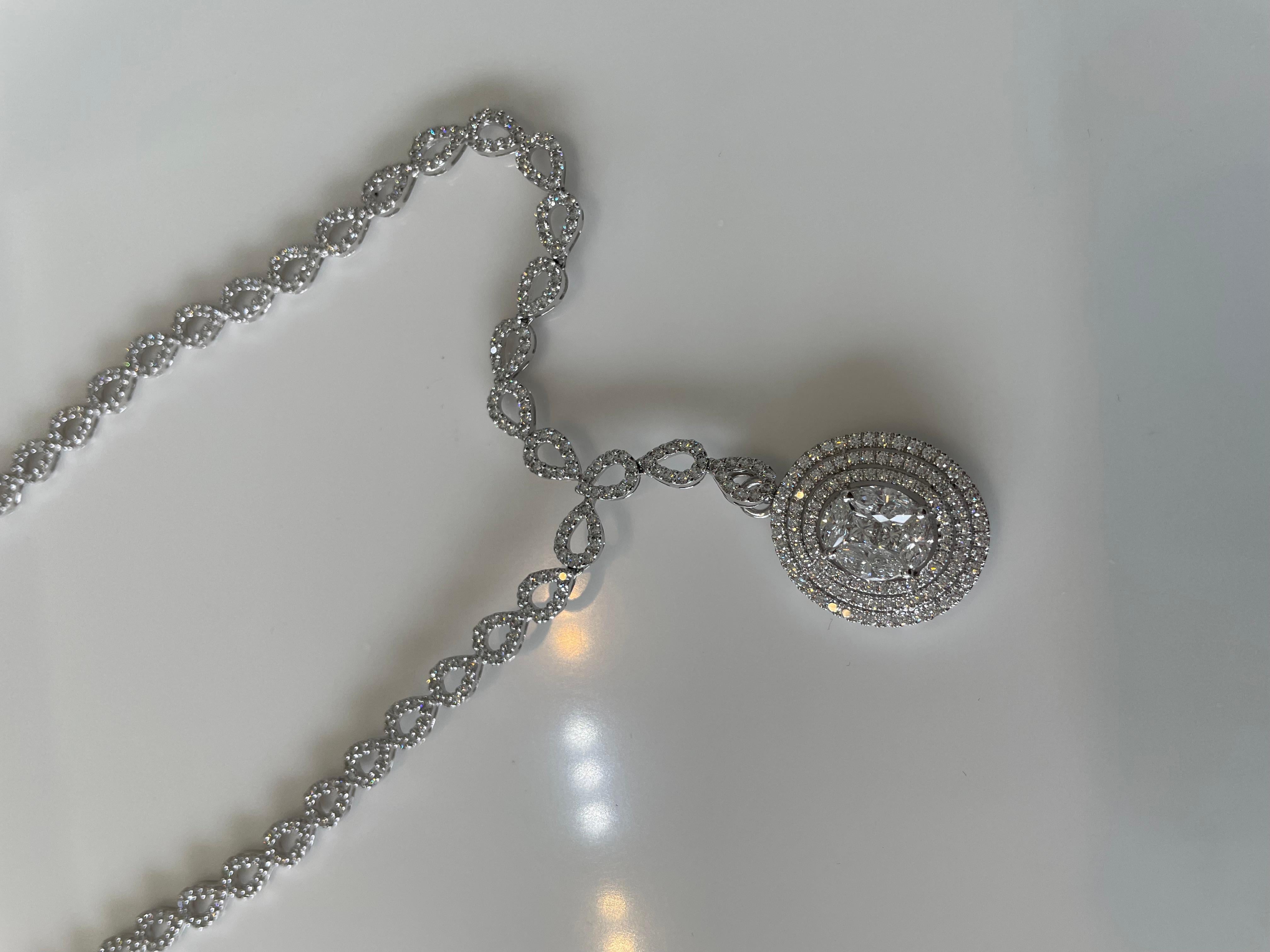 Collana con diamanti radianti ovali a raggiera in oro bianco 18 carati In condizioni Nuovo in vendita a Hong Kong, HK