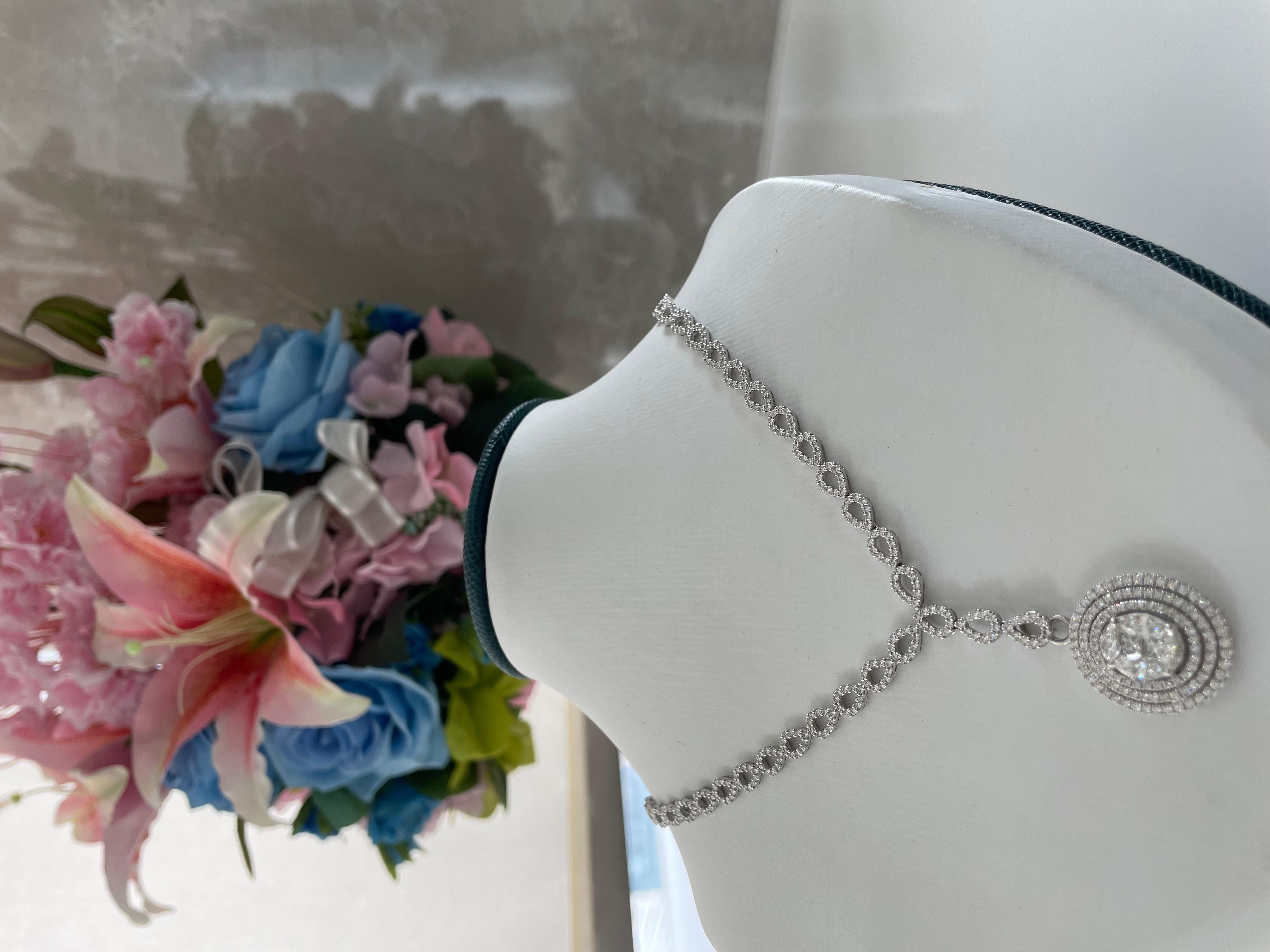 Collana con diamanti radianti ovali a raggiera in oro bianco 18 carati in vendita 1