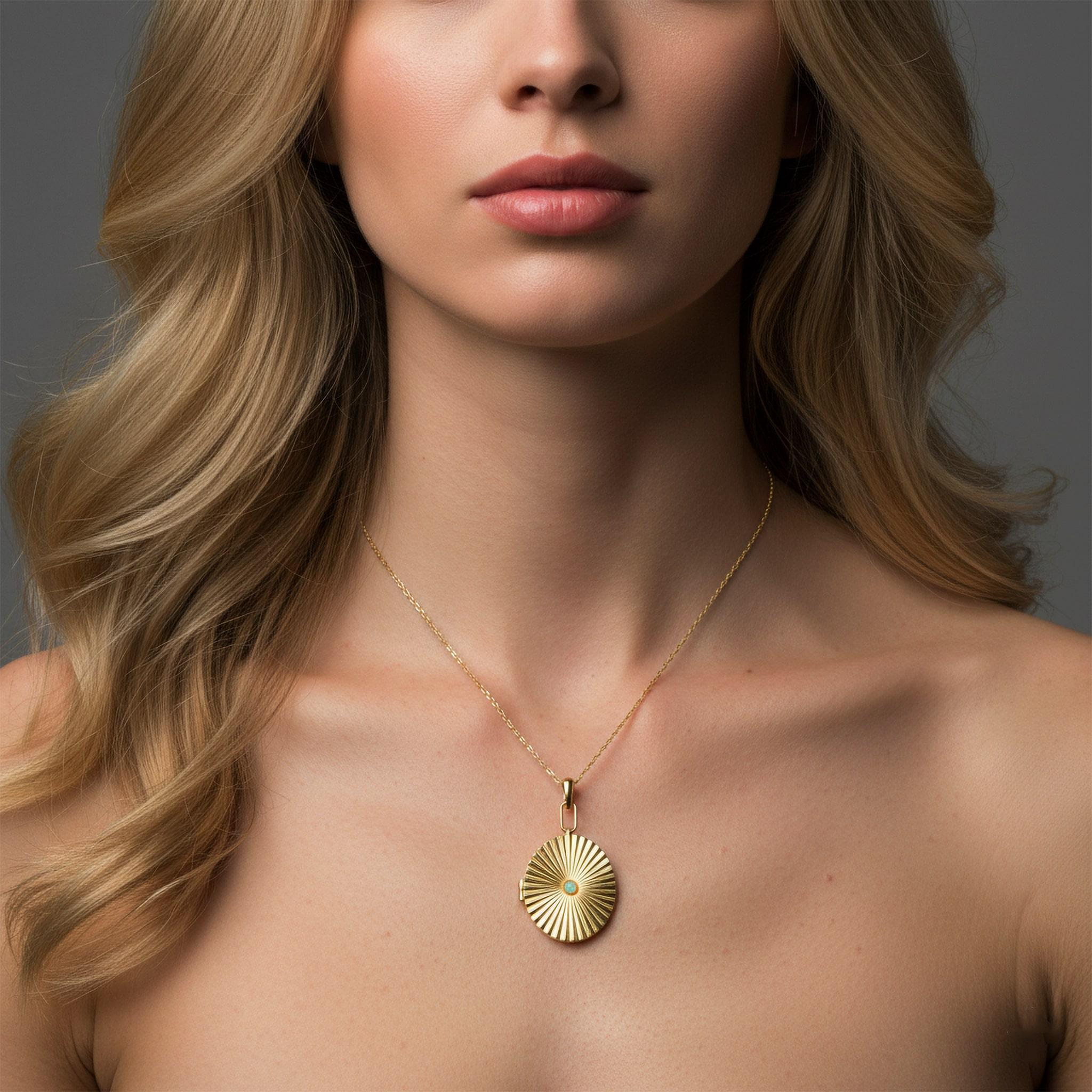 Un'accattivante fusione di eleganza e colore, questa collana con ciondolo è realizzata in oro giallo e bianco 14K. Caratterizzato da una splendida pietra opale, circondata da delicati diamanti naturali, offre un contrasto sorprendente e un look