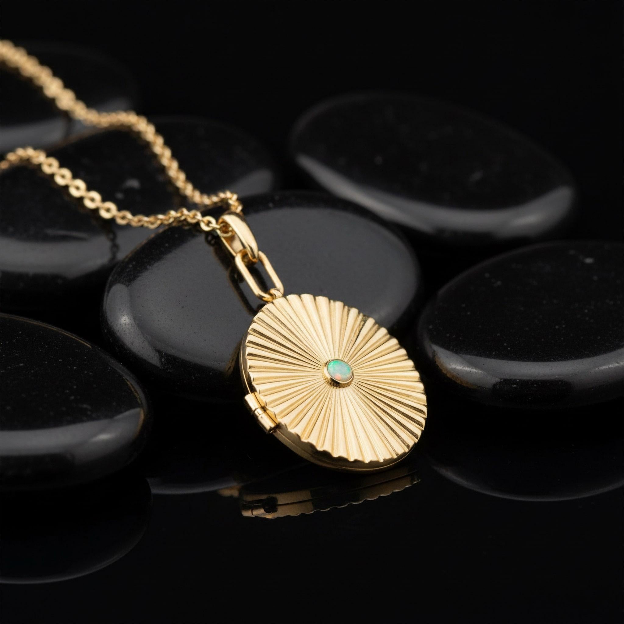 Moderno Collana con ciondolo radiante ovale in oro giallo 14 carati (o 18 carati) con opale verde in vendita