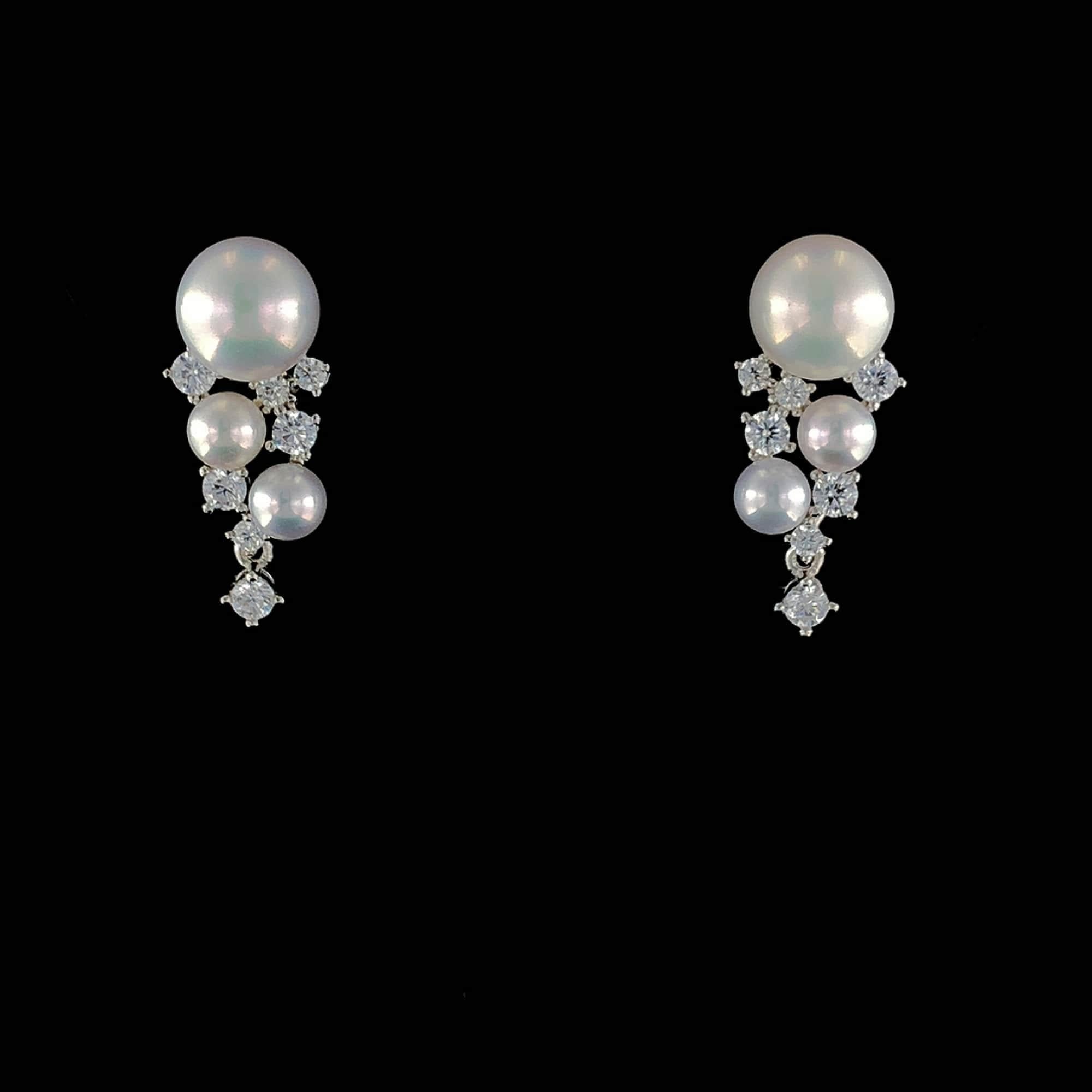 Eleva il tuo stile con questi squisiti orecchini a perno di design. Realizzati con precisione, questi orecchini sono l'emblema dell'eleganza e della raffinatezza. Sono l'aggiunta perfetta alla tua collezione di gioielli o un regalo premuroso per una