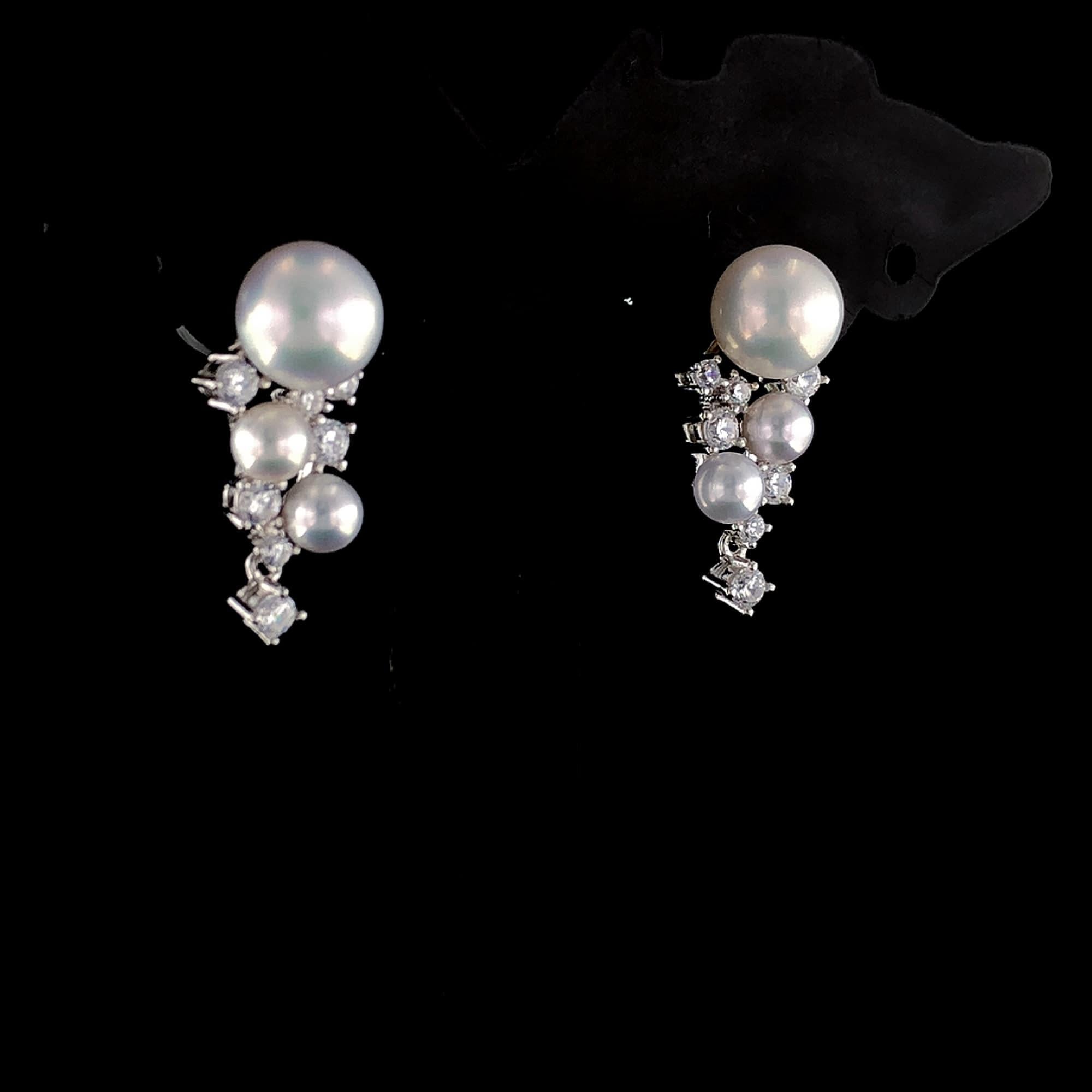 Artigiano Orecchini con perle radianti in argento sterling in vendita
